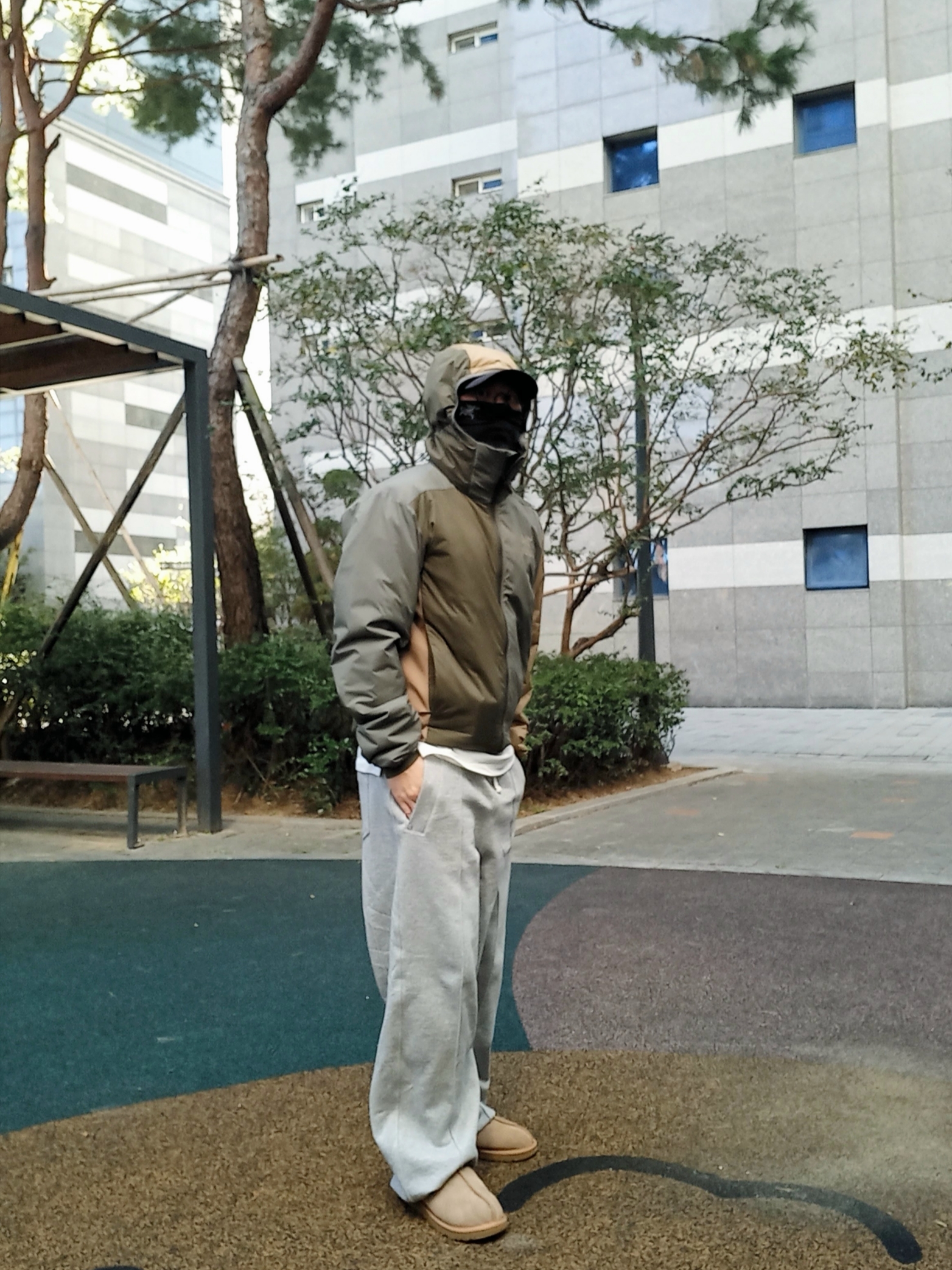 Arc'teryx Atom LT Hoody Tatsu Forage, UGG Tasman Slipper Chestnut 착용 스타일 - 1