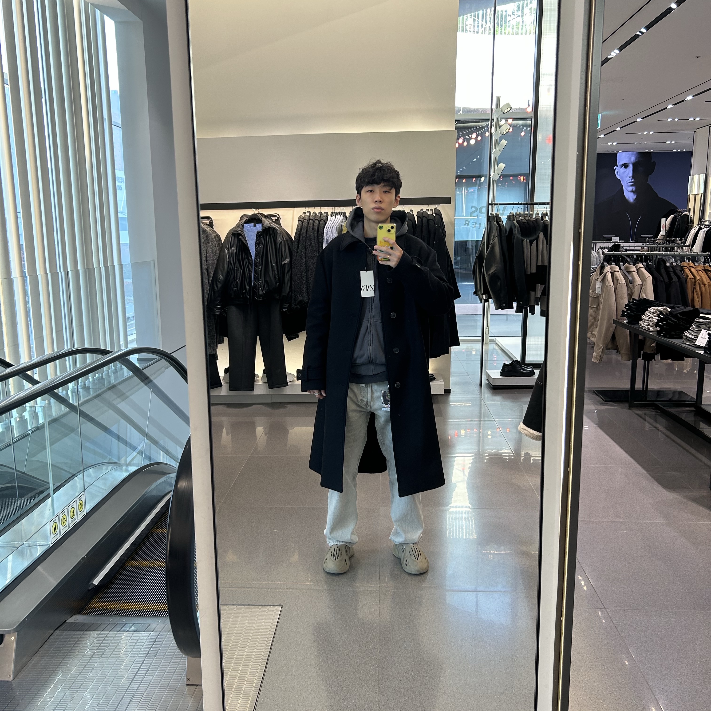 Yeezy YZY Zip-Up Hoodie Dark Grey, Yeezy YZY Long Sleeve T-Shirt Black 착용 스타일 - 1