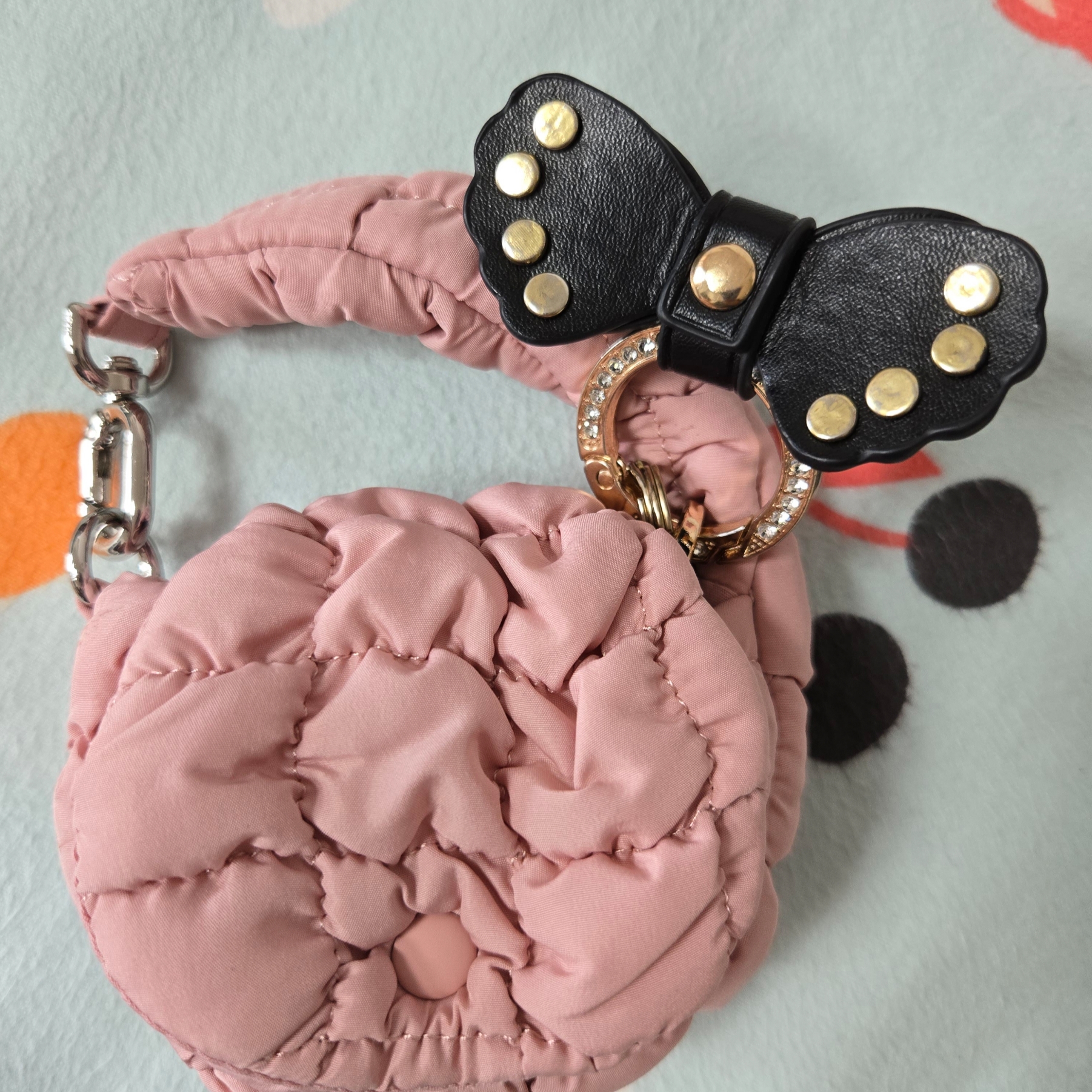 COS Quilted Nano Bag Pink 착용 스타일 - 2