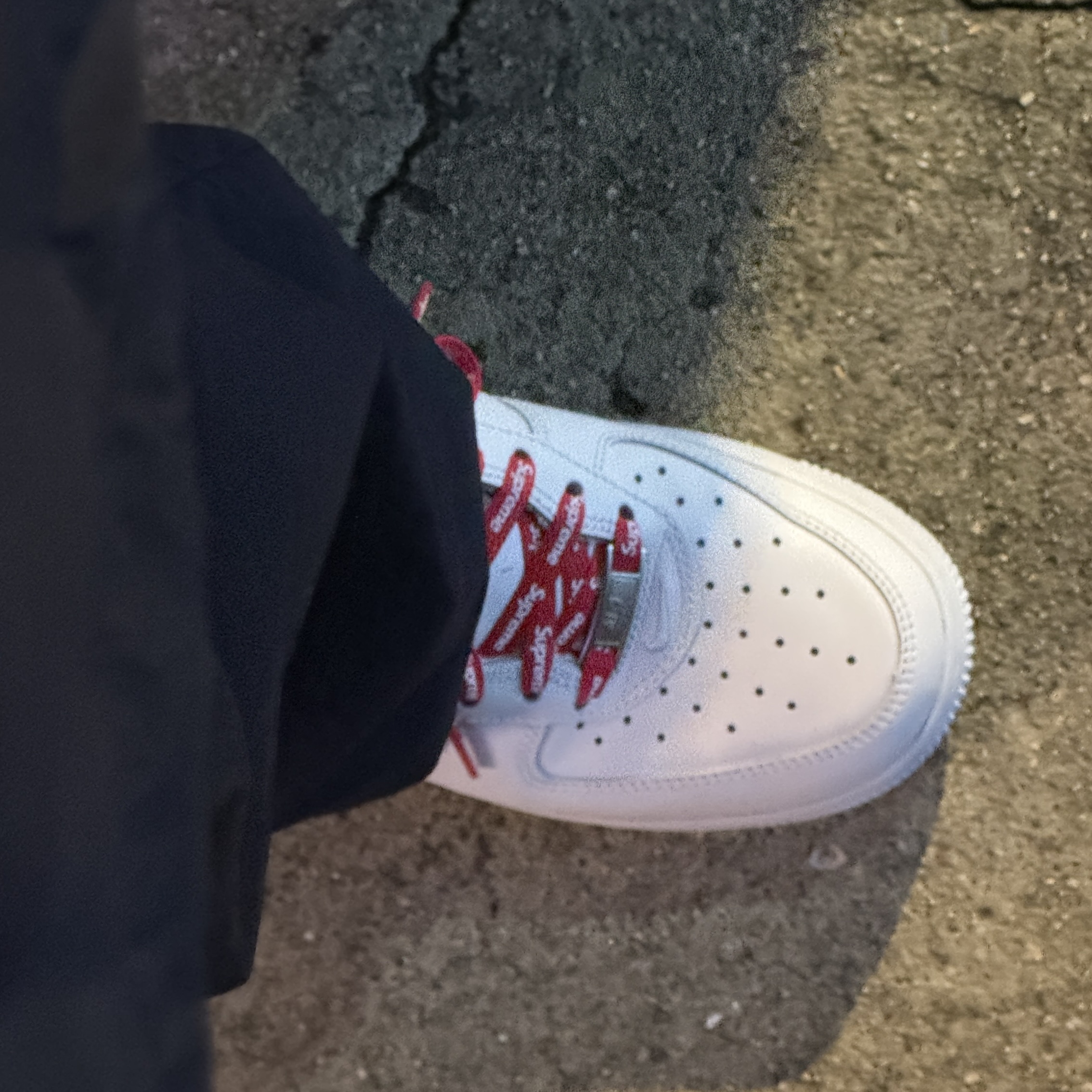 Nike x Supreme Air Force 1 Low White 착용 스타일 - 2