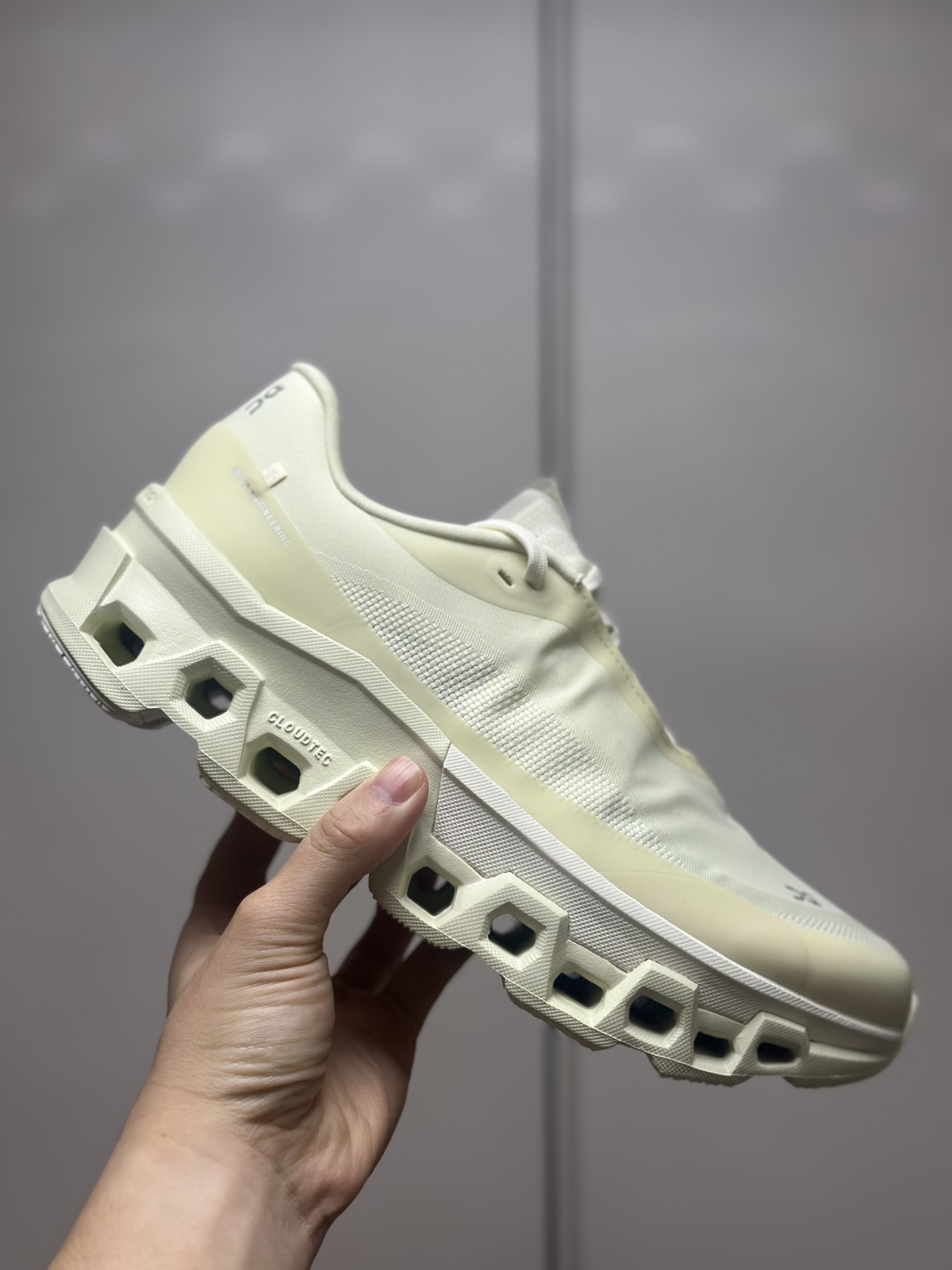 (W) On Running x Post Archive Faction (Paf) Cloudmonster 2 Seedling White 착용 스타일