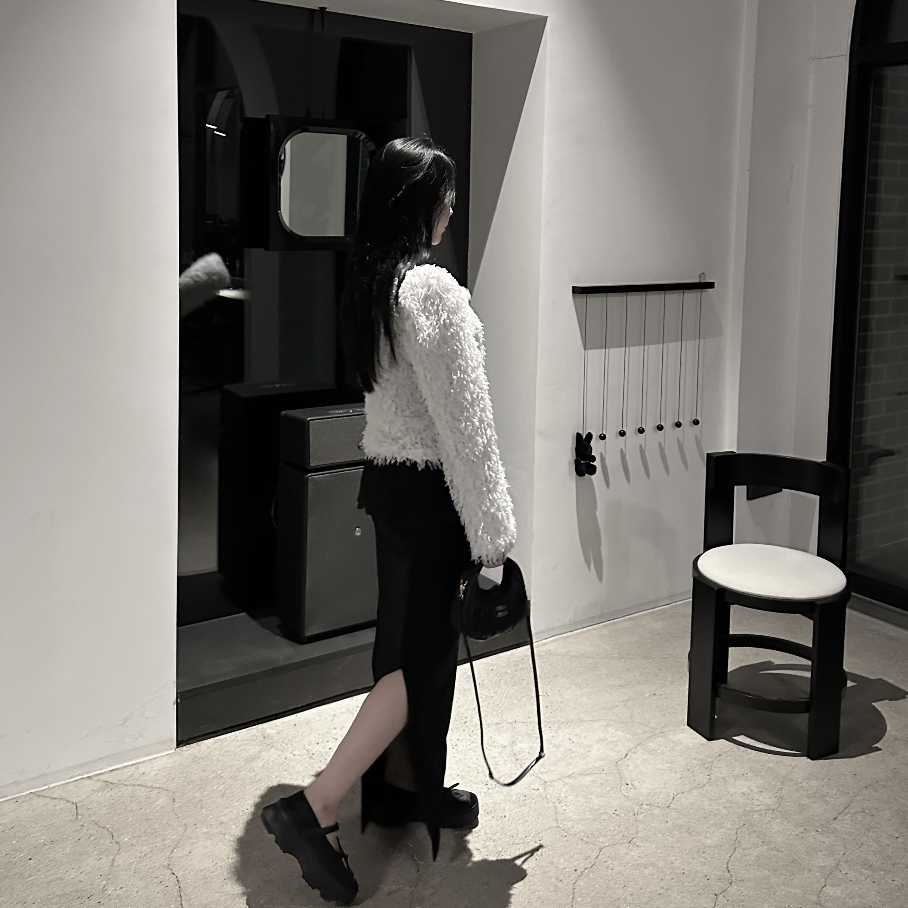 Miu Miu Wander Matelasse Nappa Leather Small Hobo Bag Black 착용 스타일 - 4