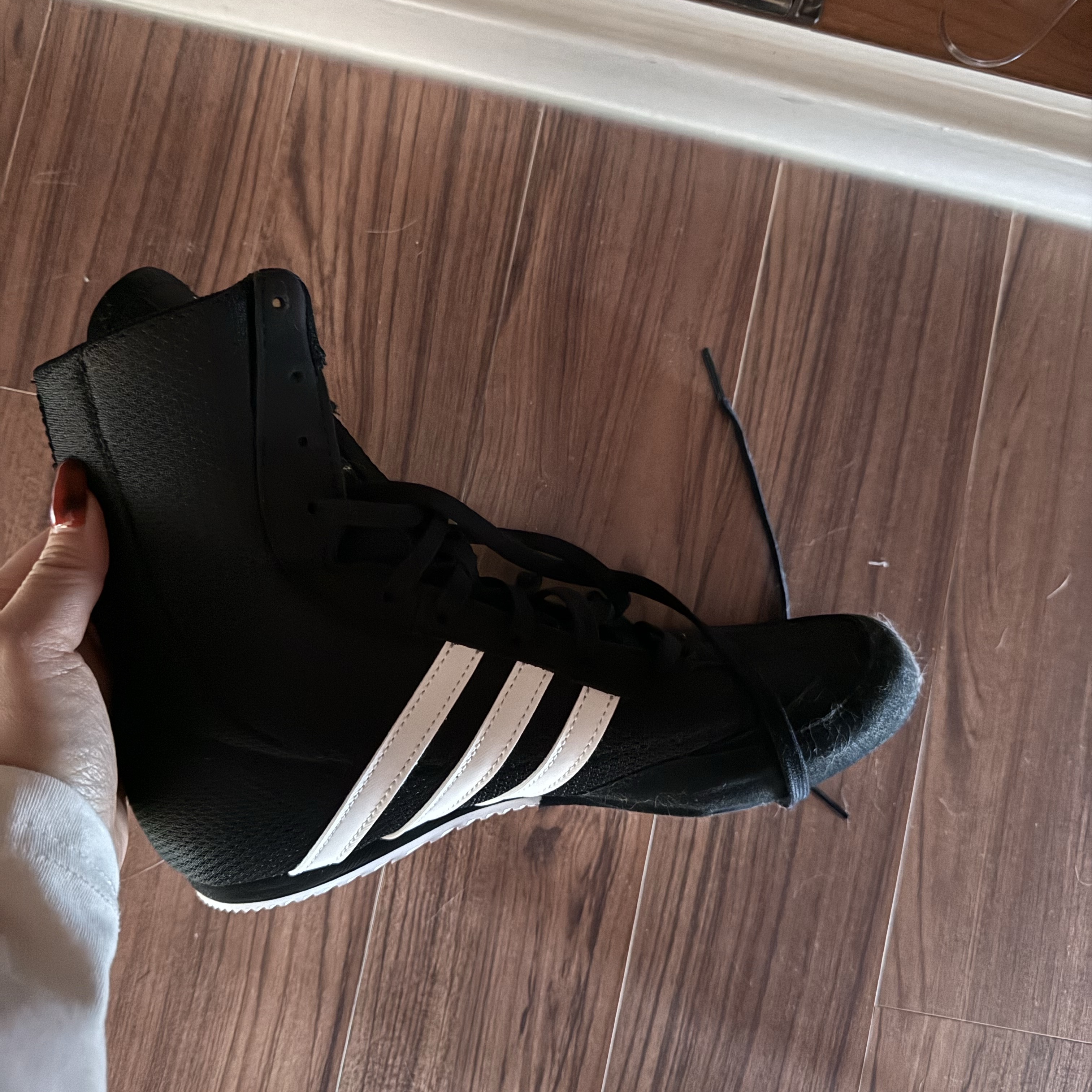 Adidas Box Hog 2.0 Boots Core Black Cloud White 착용 스타일