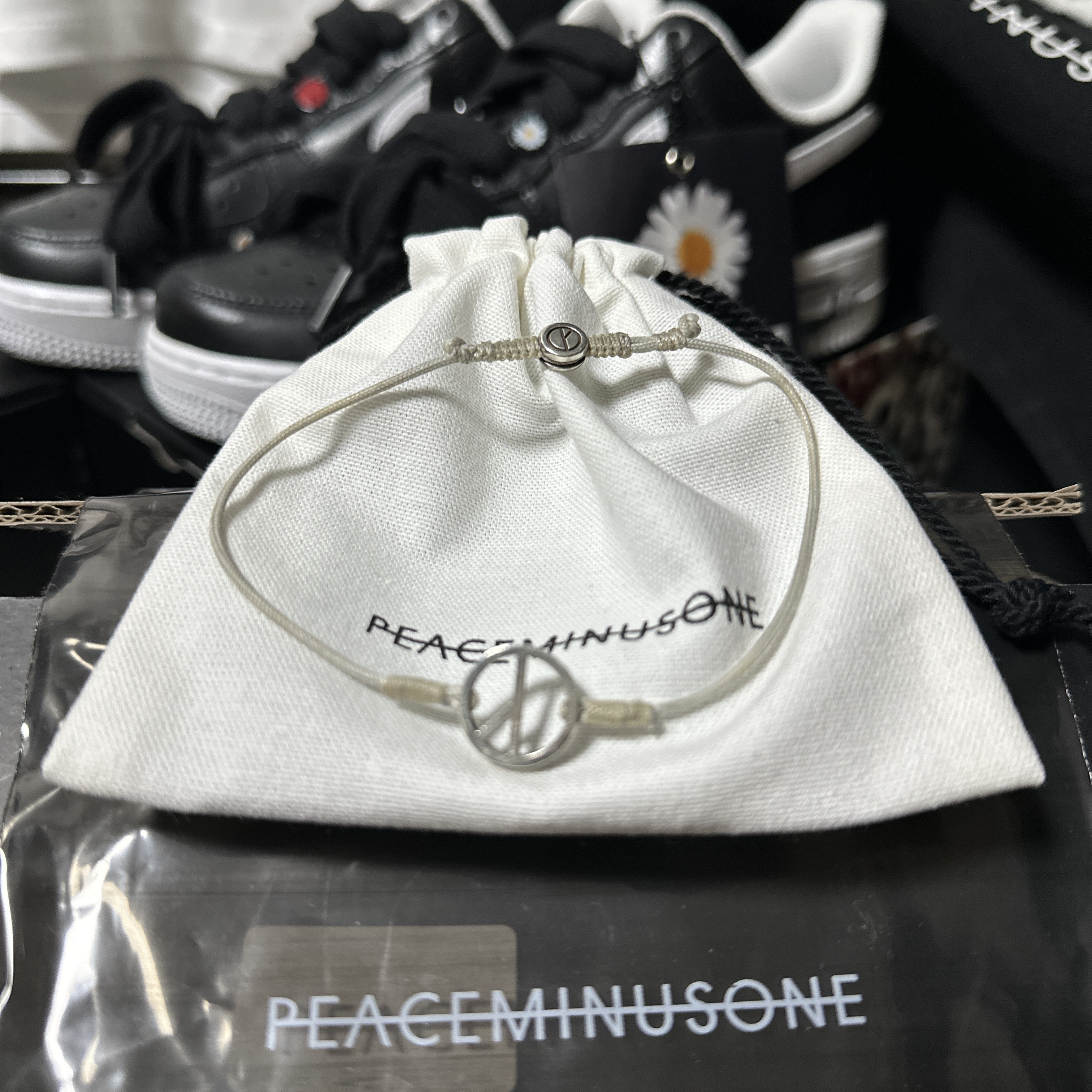 Peaceminusone String Bracelet #4, Peaceminusone String Bracelet #5 White 착용 스타일 - 3