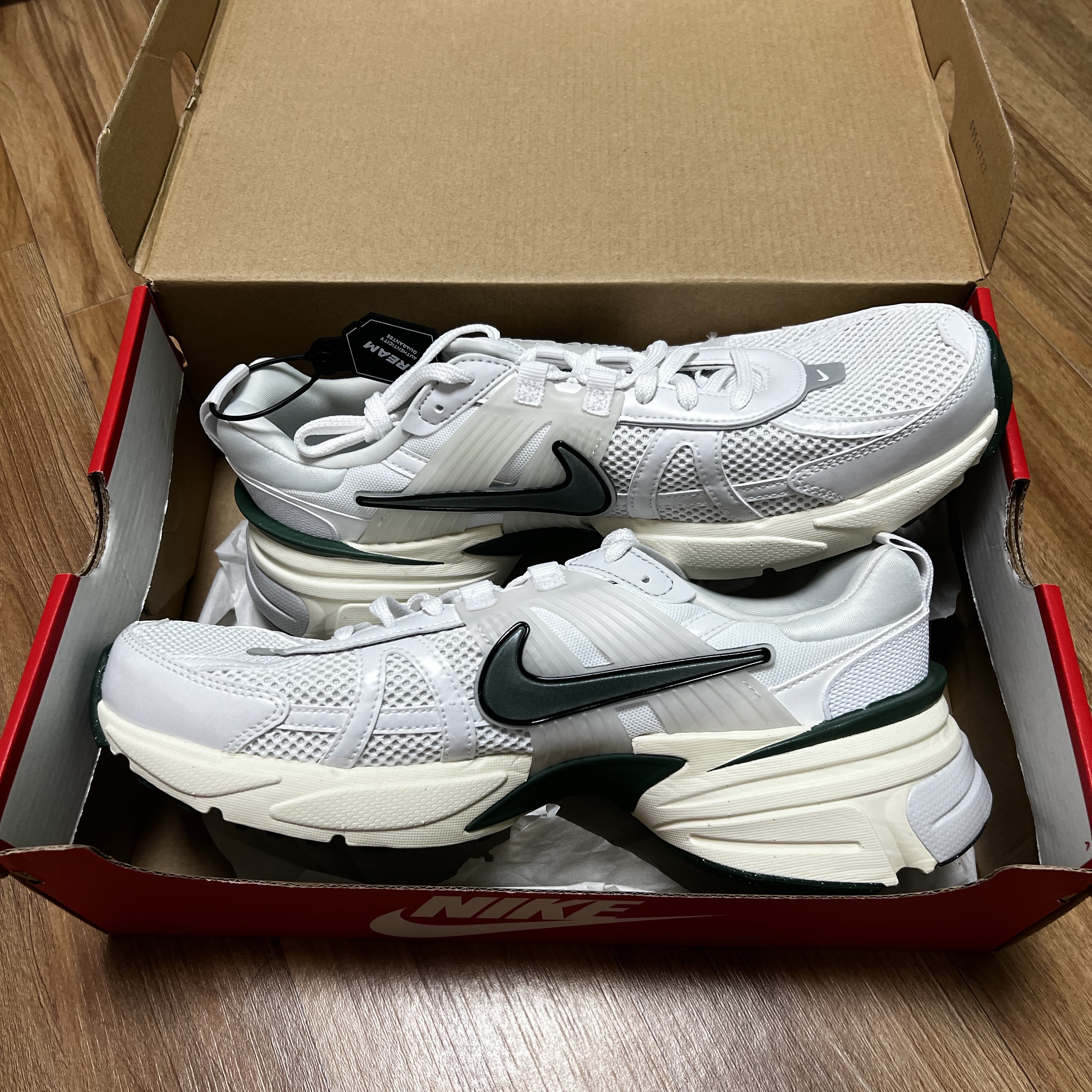 Nike V2K Run White Fir 착용 스타일 - 4