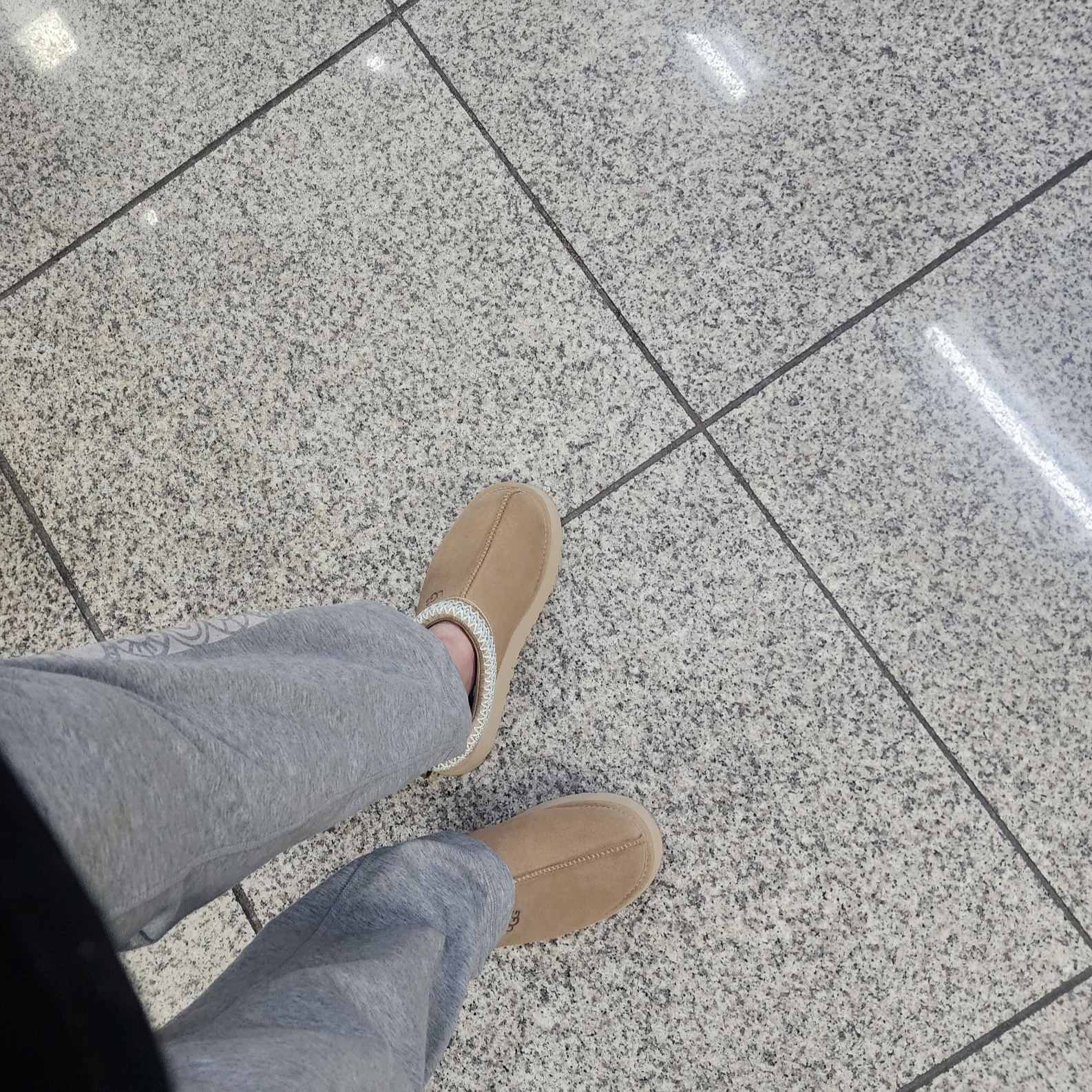 (W) UGG Tazz Slipper Sand 착용 스타일