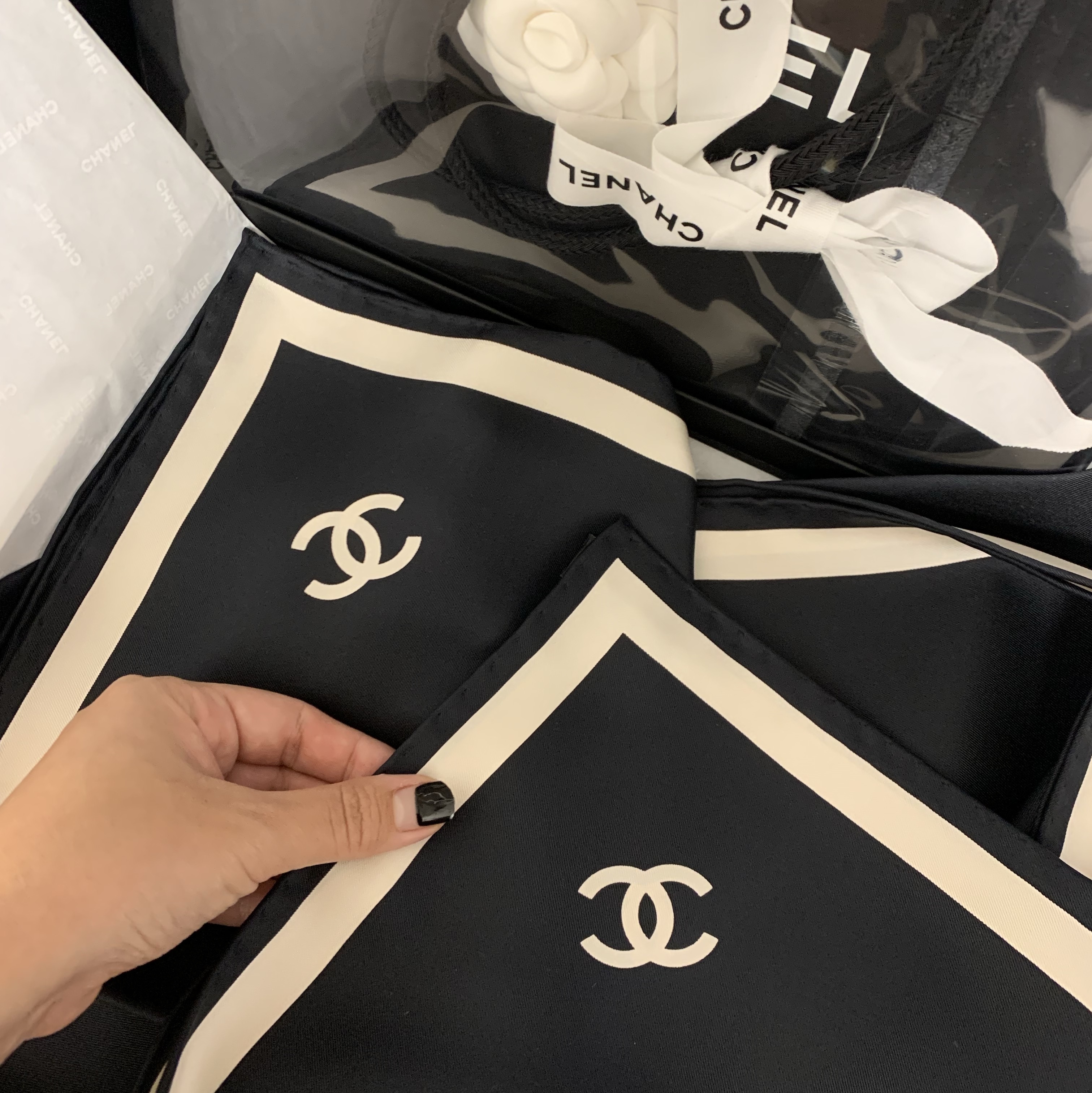 (W) Chanel Square Scarf Silk Twill & Black Ecru 착용 스타일 - 2