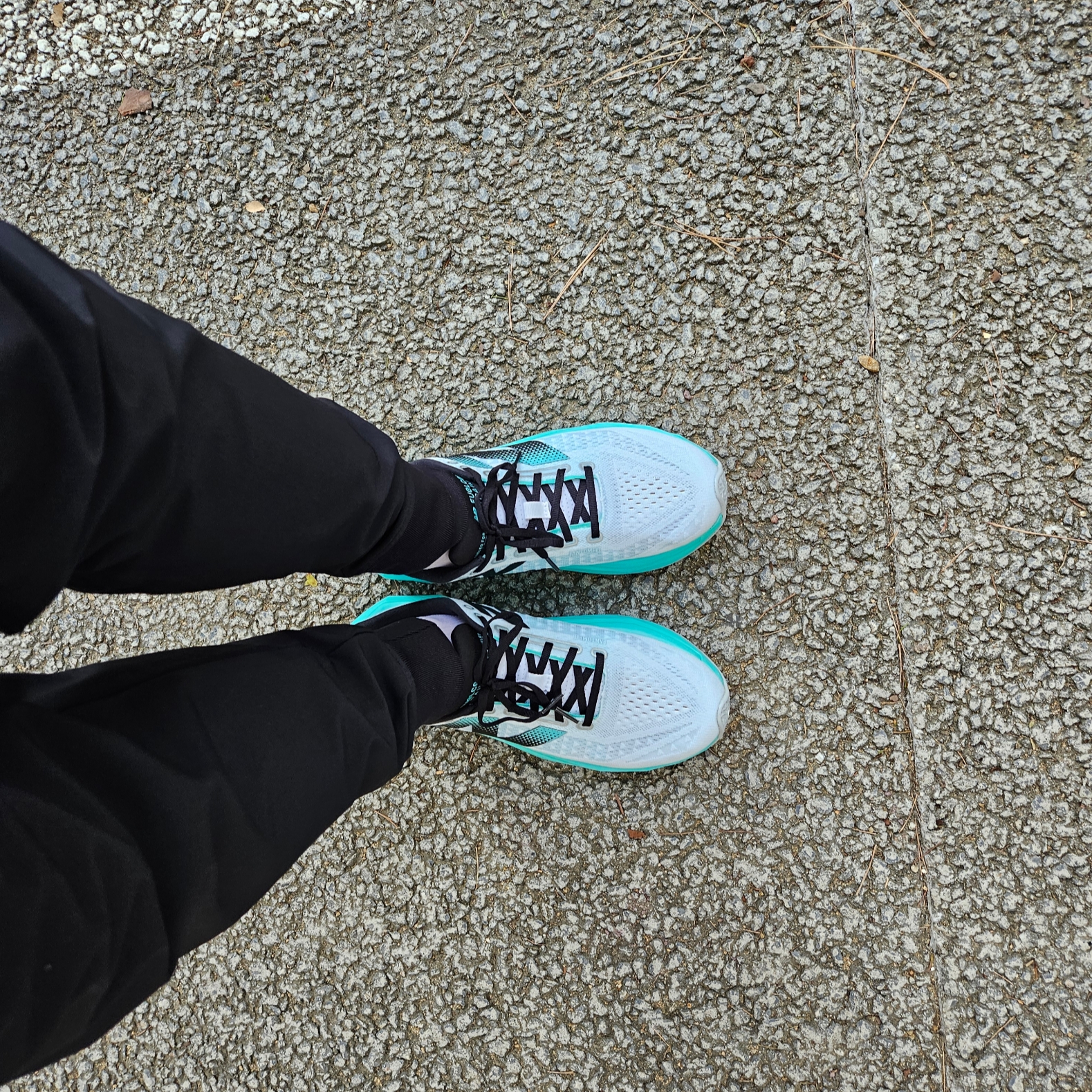 New Balance FuelCell Supercomp Trainer v3 White Cyber Jade - D Standard 착용 스타일 - 2