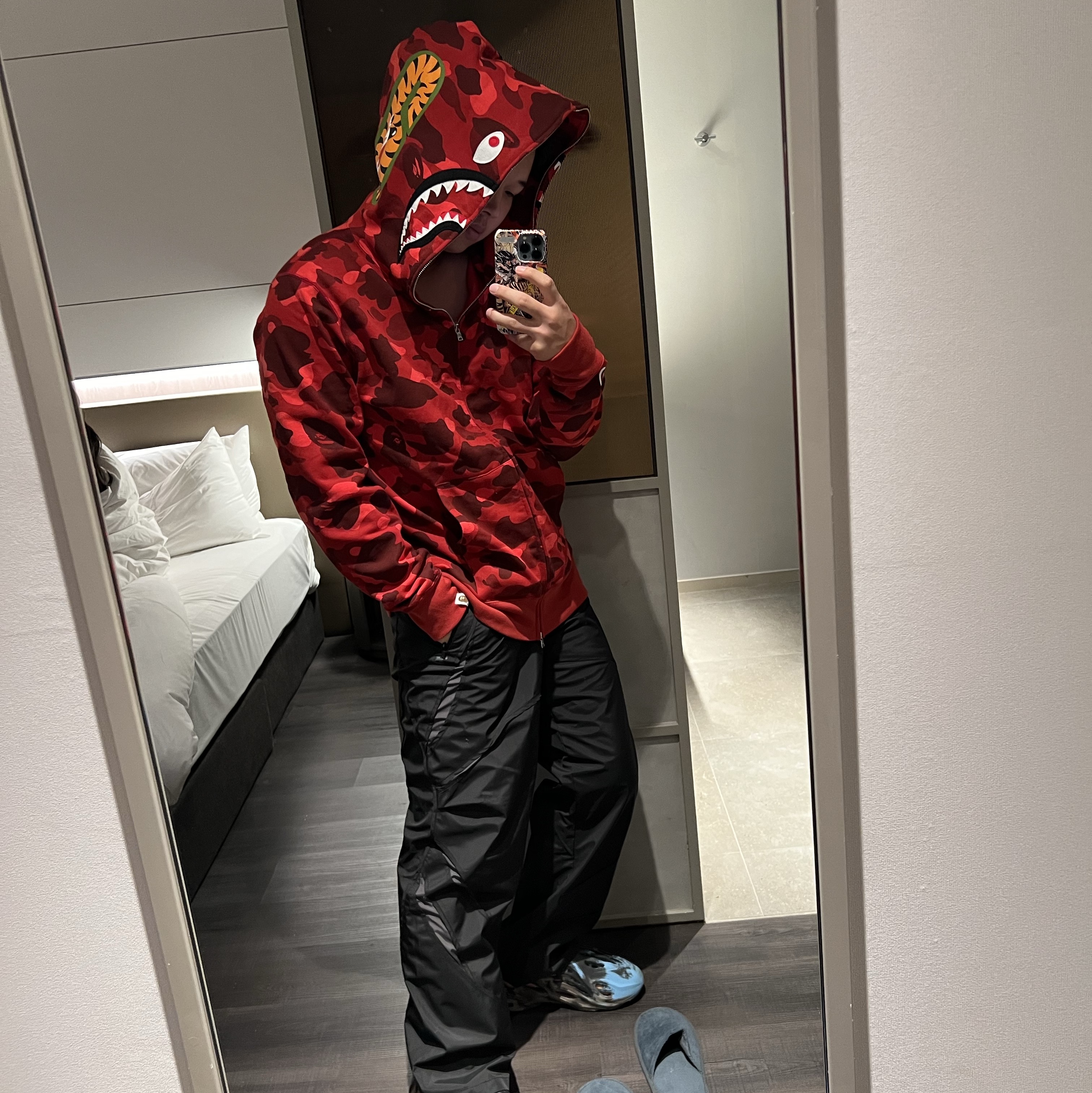 BAPE Color Camo Shark Full Zip Hoodie Red, Adidas Yeezy Foam RNNR MX Cinder 착용 스타일