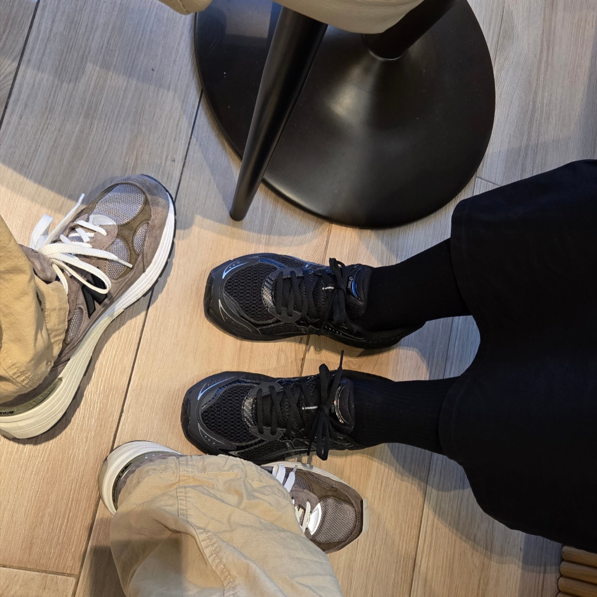 Asics x JJJJound GT-2160 Black Pure Silver, New Balance x JJJJound 992 Made in USA Grey 착용 스타일