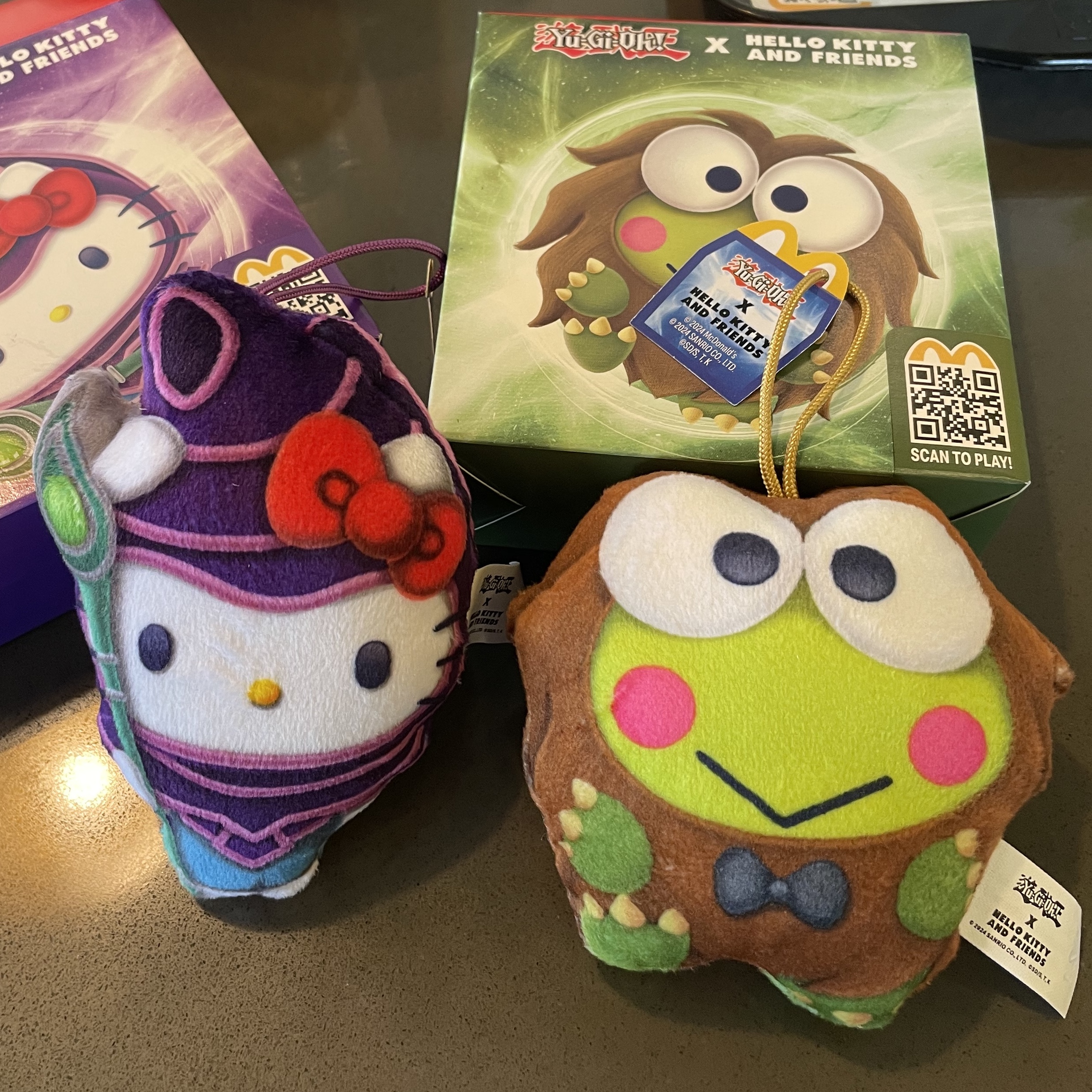 Sanrio x McDonald's x Yu-Gi-Oh Keroppi Kuriboh, Sanrio x McDonald's x Yu-Gi-Oh Hello Kitty Black Magician 착용 스타일