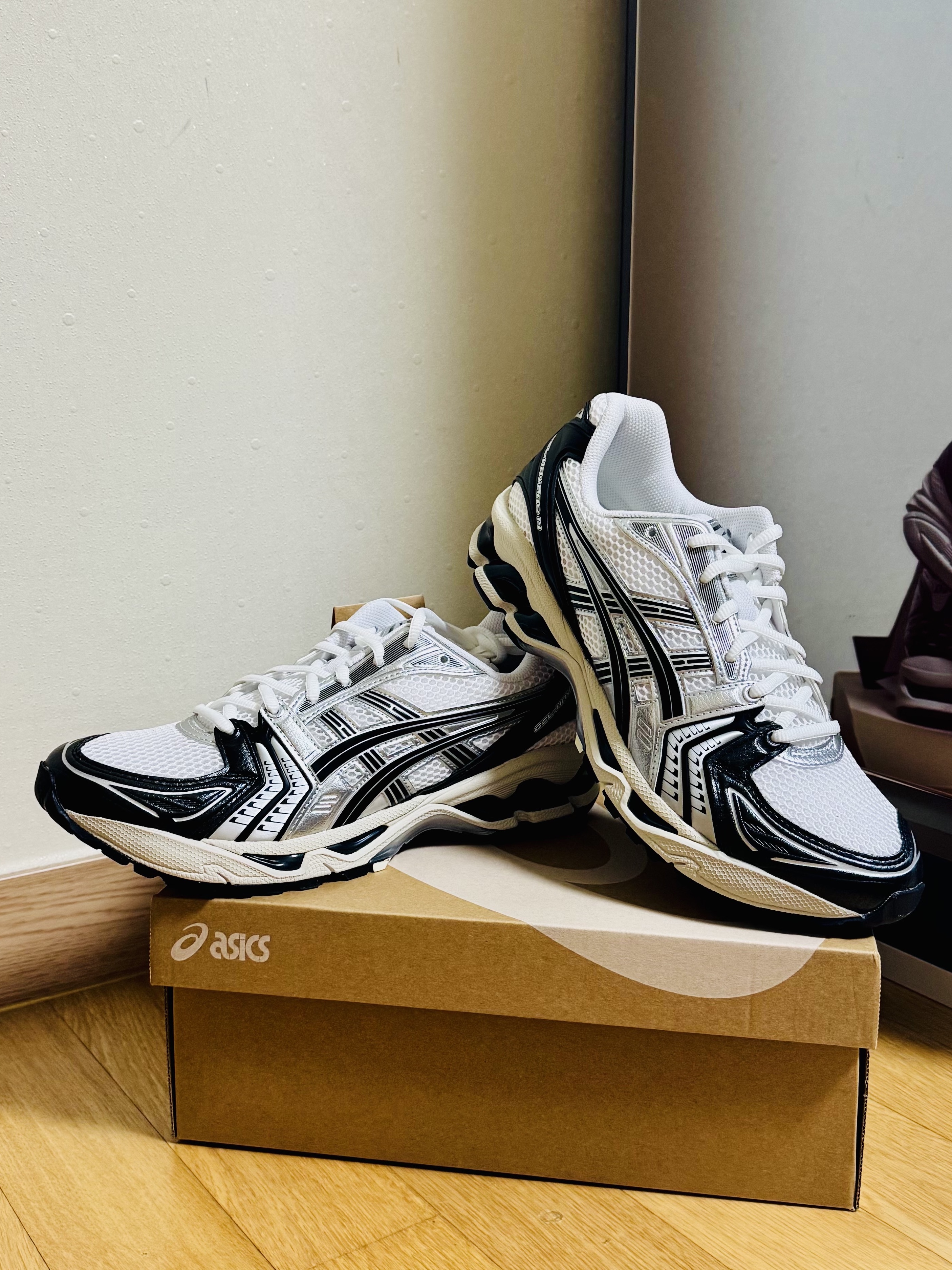 Asics Gel-Kayano 14 White Black 착용 스타일