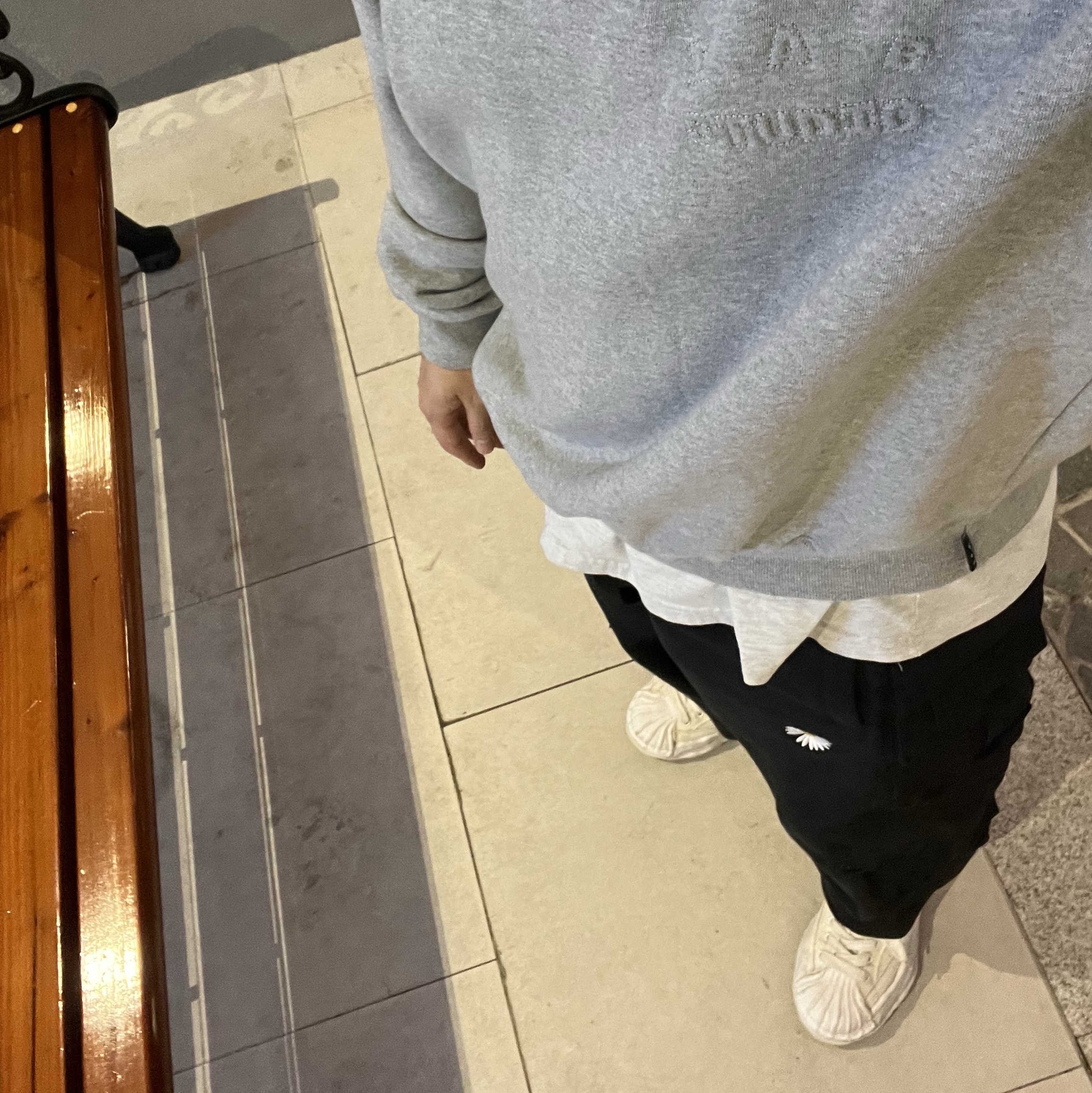 IAB Studio Embossed Sweatshirt Gray, Maison Mihara Yasuhiro Blakey OG Sole Canvas Low-top Sneakers White 착용 스타일