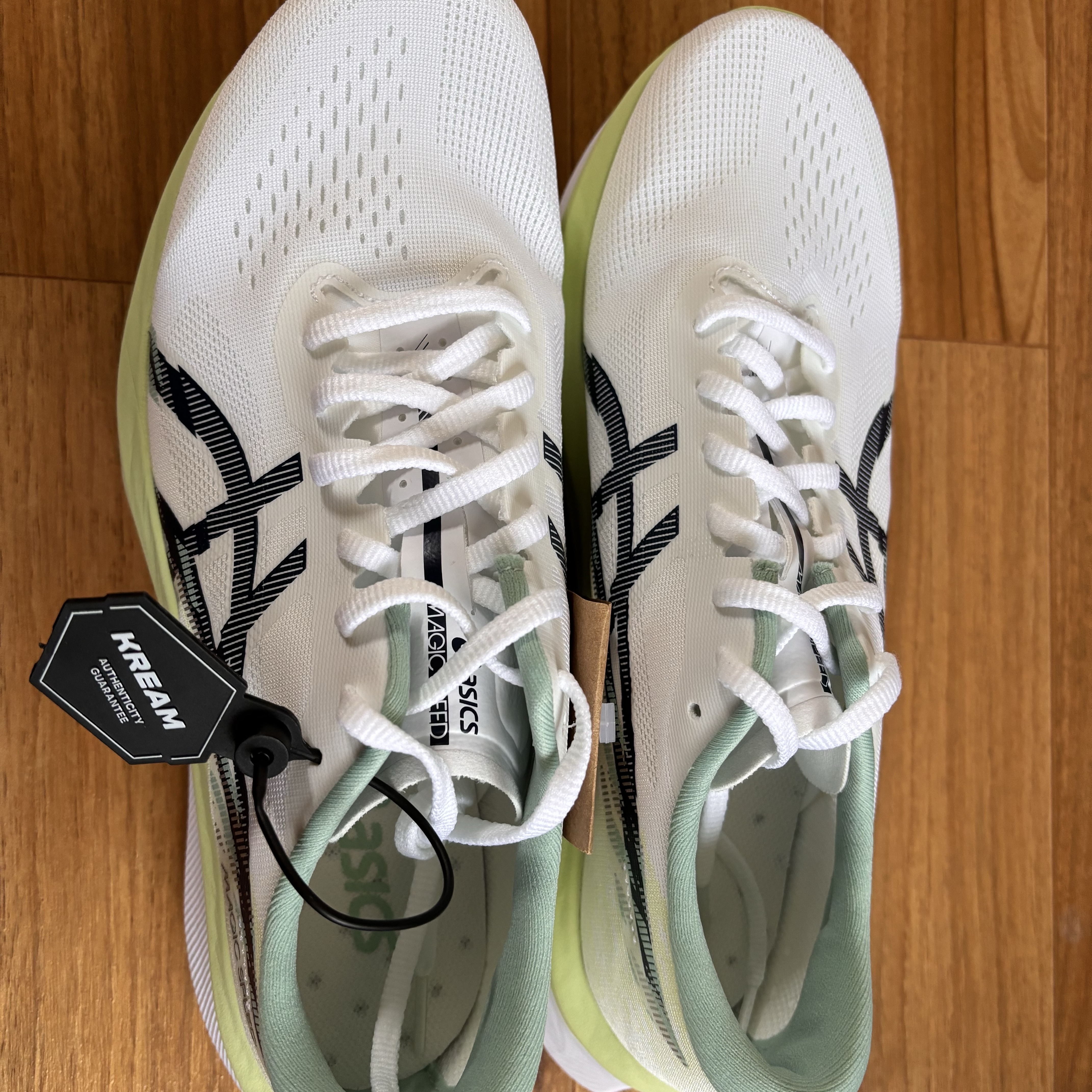 Asics Magic Speed 4 White Blue Expanse 착용 스타일 - 2