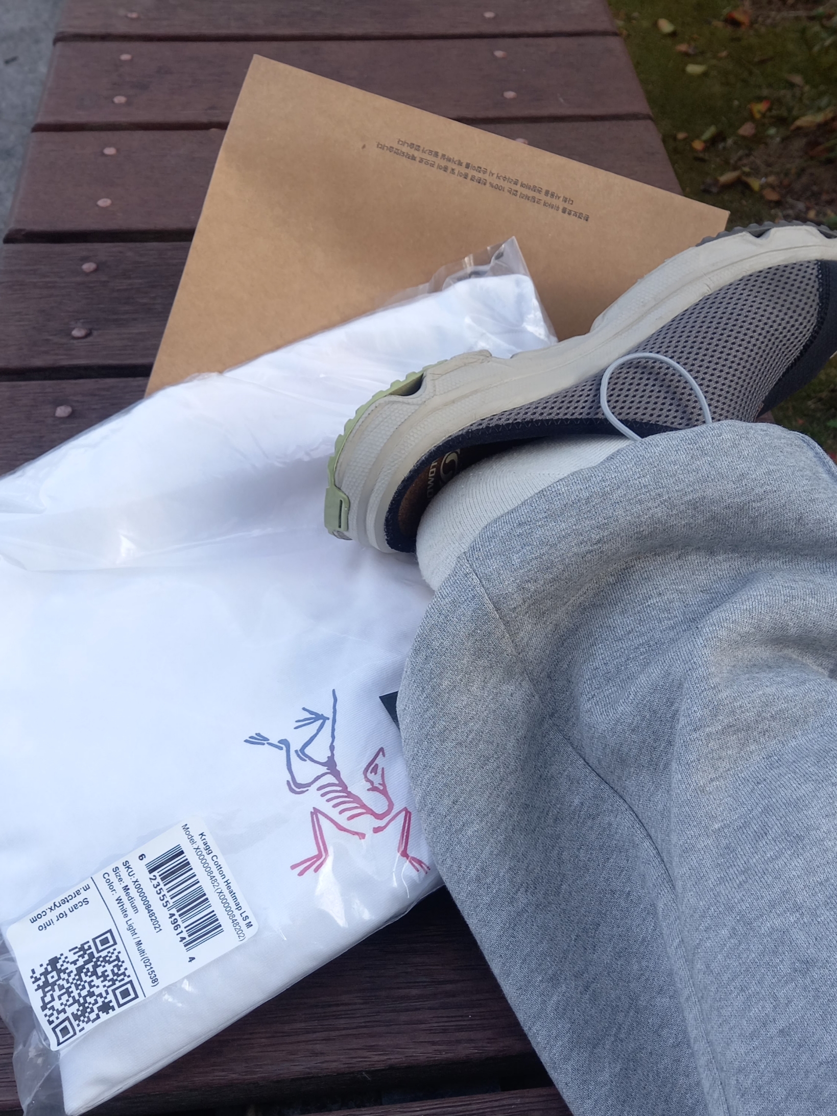 Salomon RX Slide 3.0 Black Plum Kitten, Arc'teryx Merino Wool Grotto Mid Sock White Stratus 착용 스타일 - 2