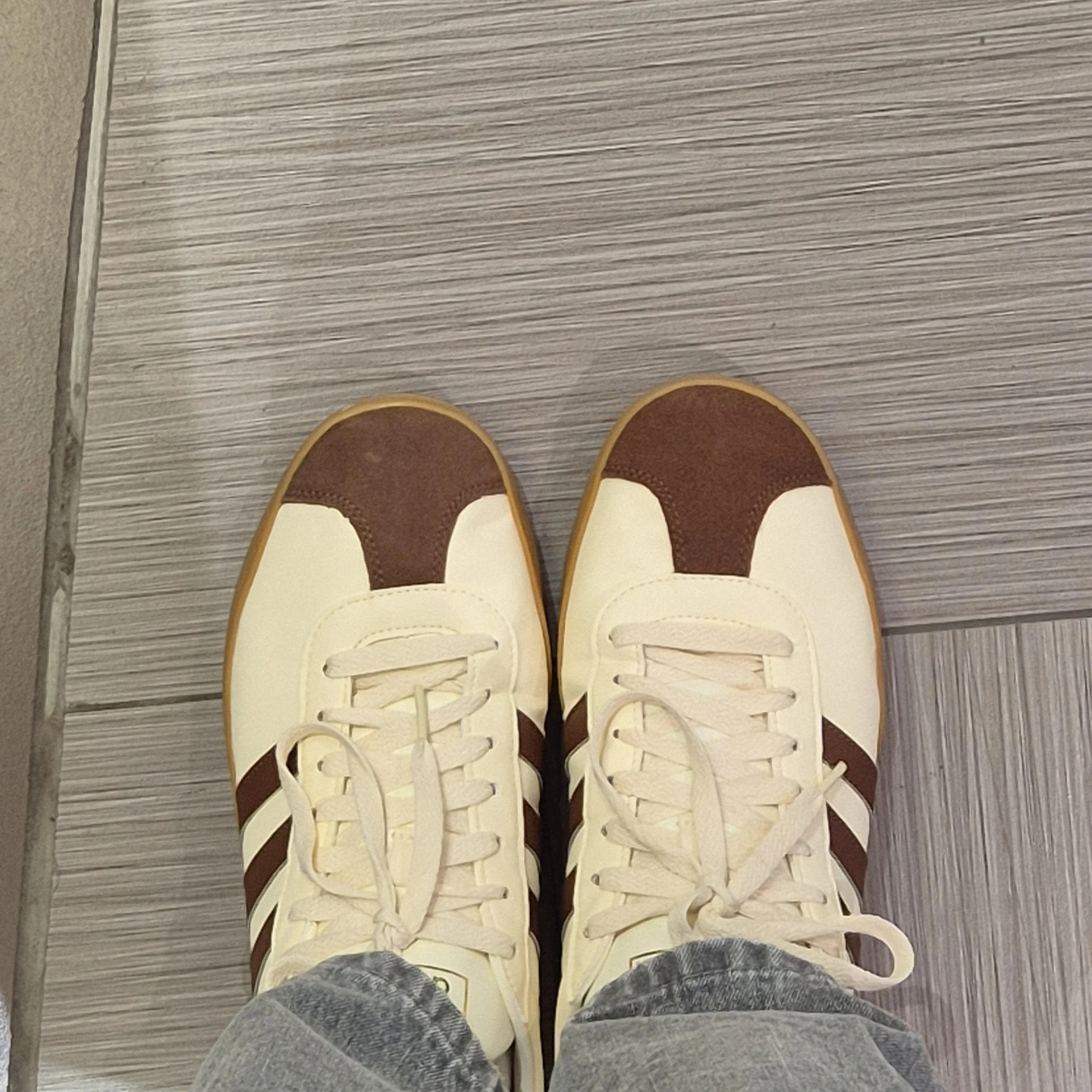 Adidas VL Court 2.0 Cream Brown 착용 스타일