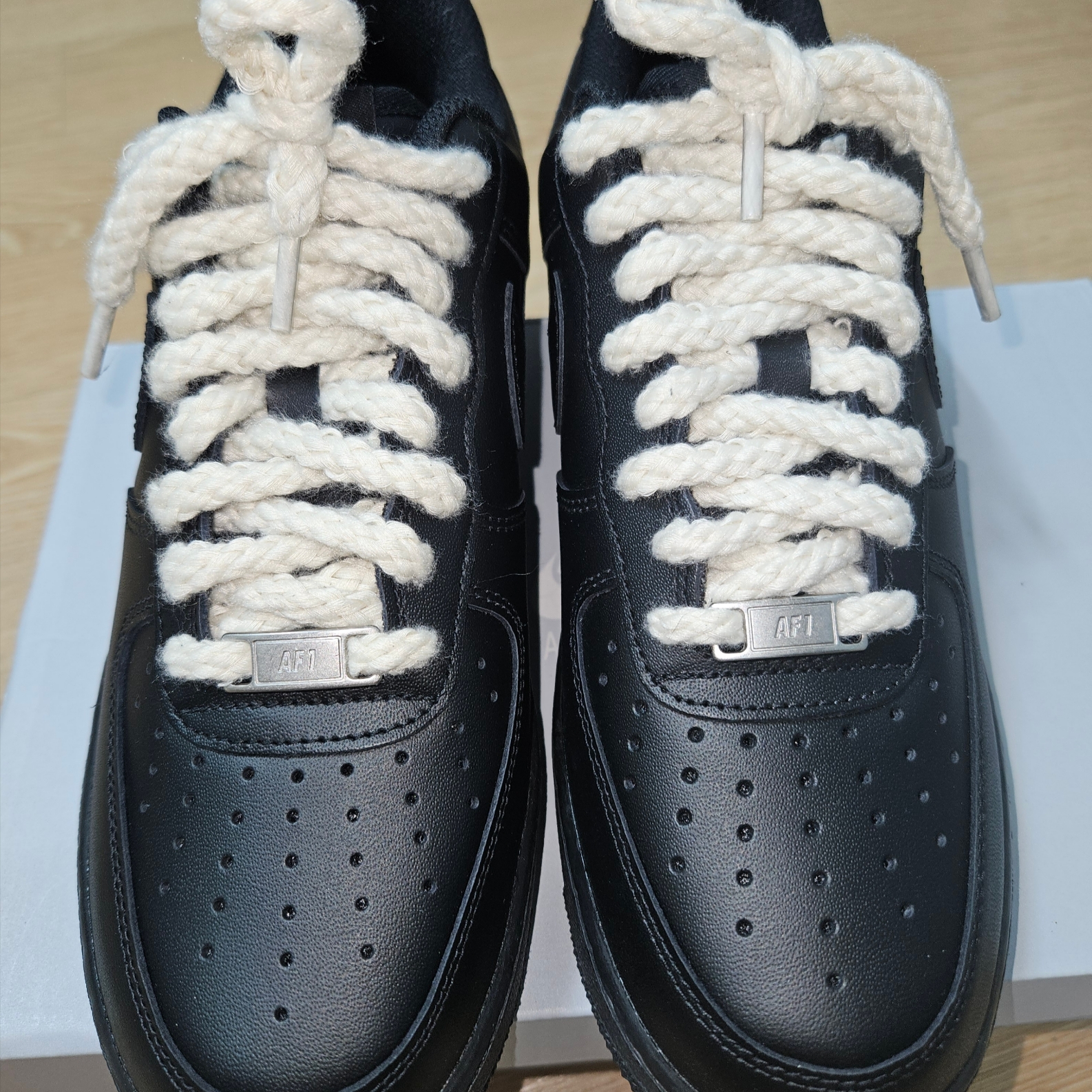 Nike Air Force 1 '07 Low Triple Black 착용 스타일 - 1
