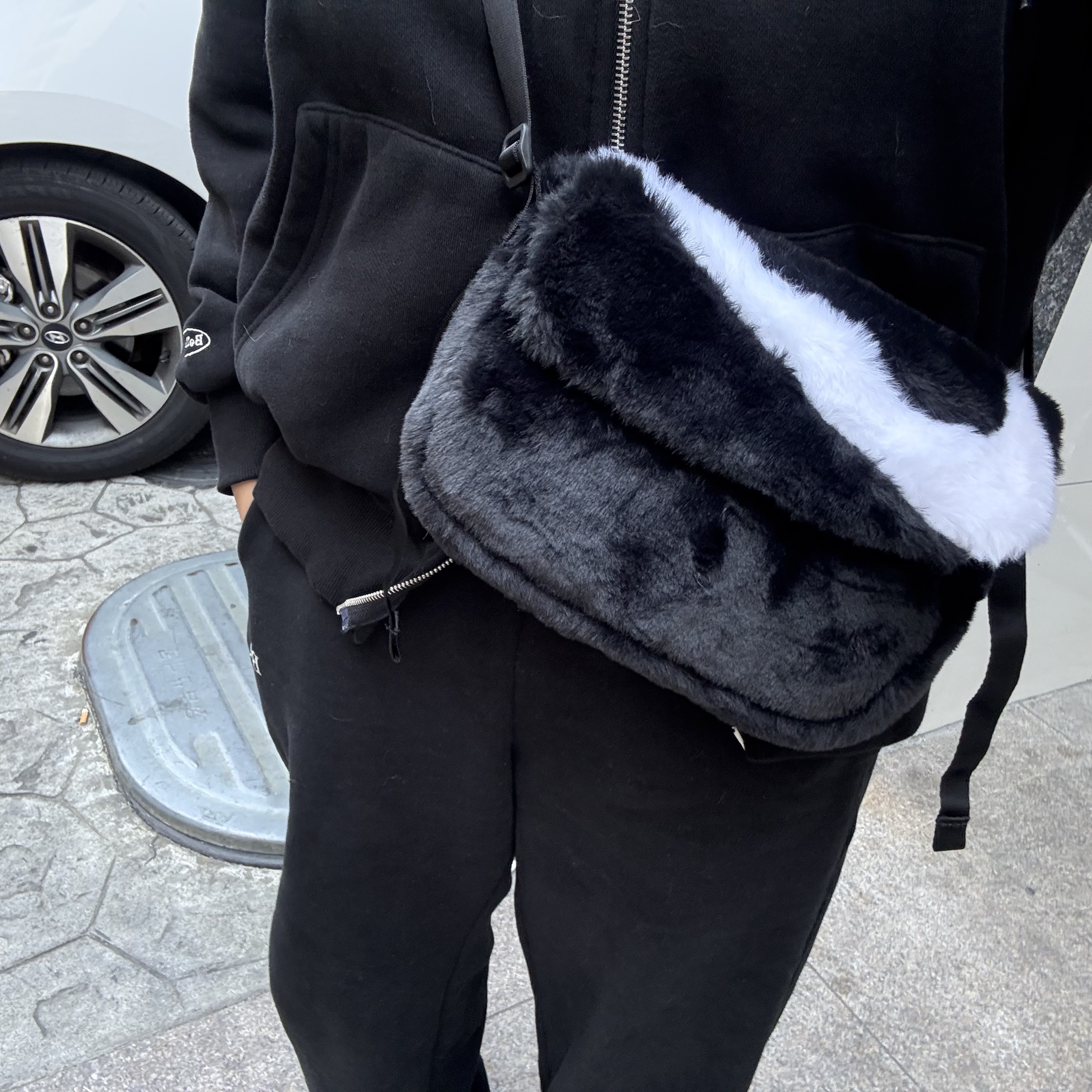 Nike NSW Futura 365 Faux Fur Crossbody Bag 1L Black 착용 스타일