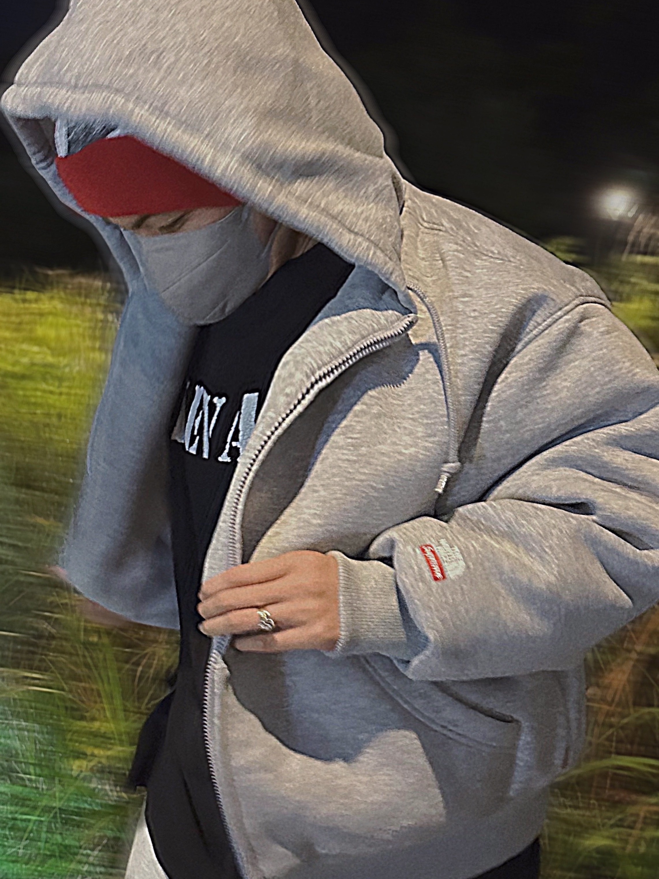 Supreme x The North Face Down Zip Up Hooded Sweatshirt Heather Grey - 24FW, Supreme x The North Face Beanie Red - 24FW 착용 스타일