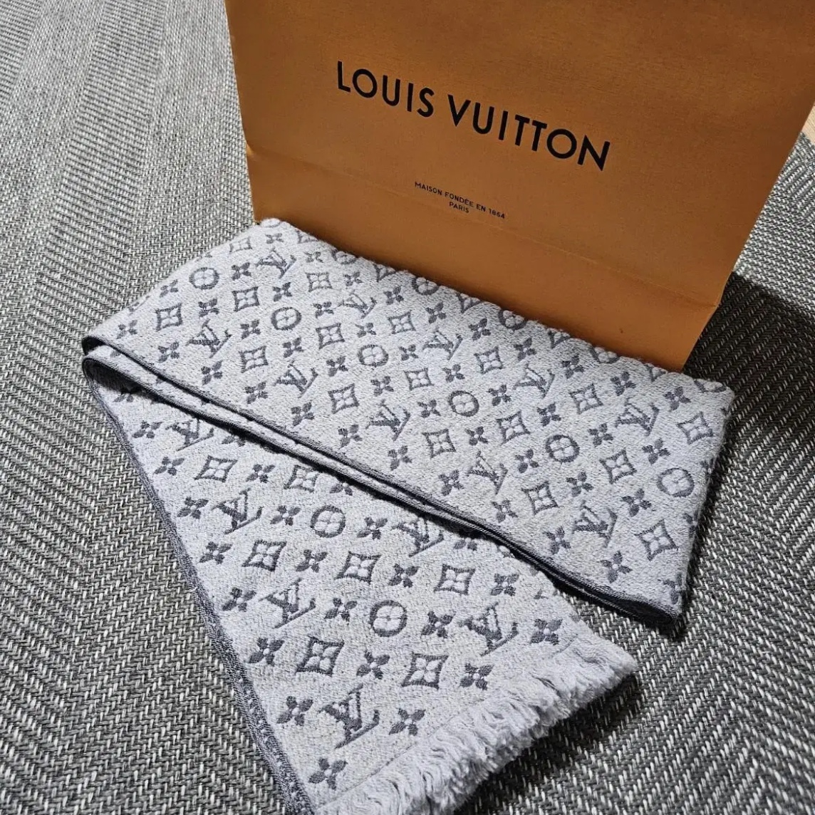 Louis Vuitton Monogram Classic Muffler Light Grey 착용 스타일