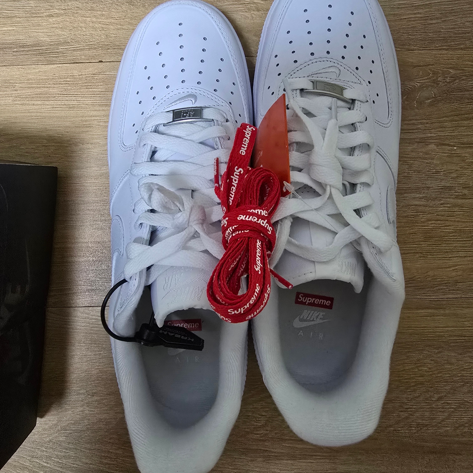 Nike x Supreme Air Force 1 Low White 착용 스타일
