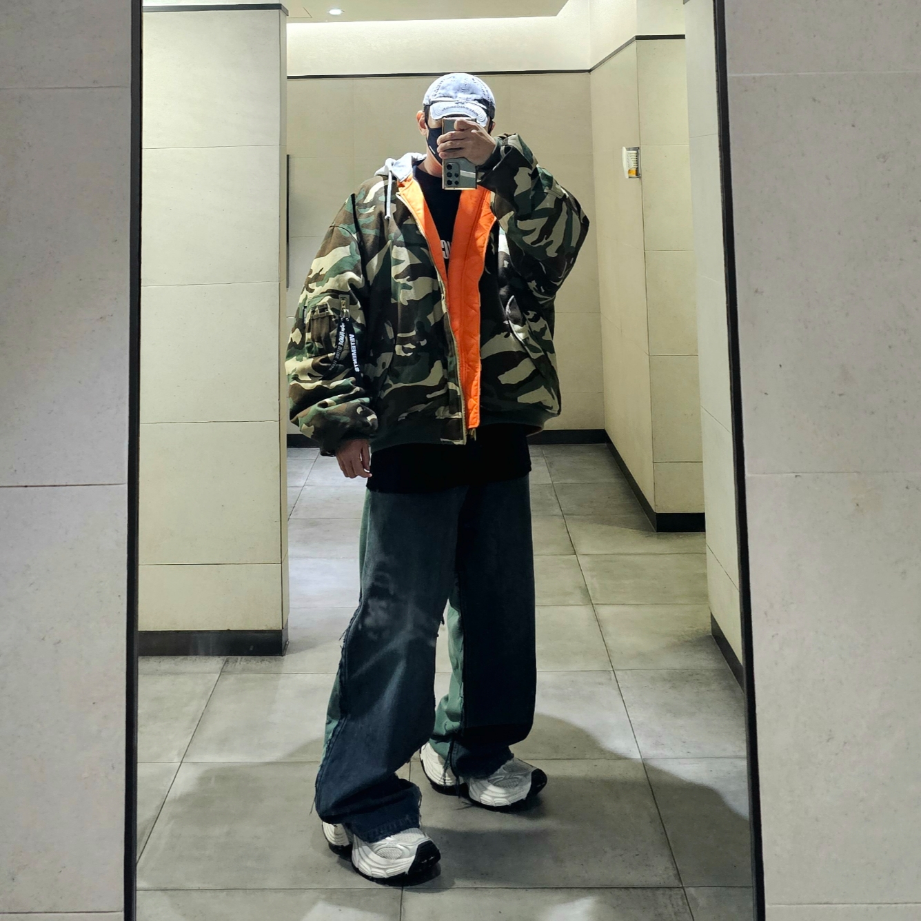 Balenciaga Hybrid Baggy Pants Light Blue, Balenciaga 10XL Sneakers White Grey Silver Black 착용 스타일 - 1