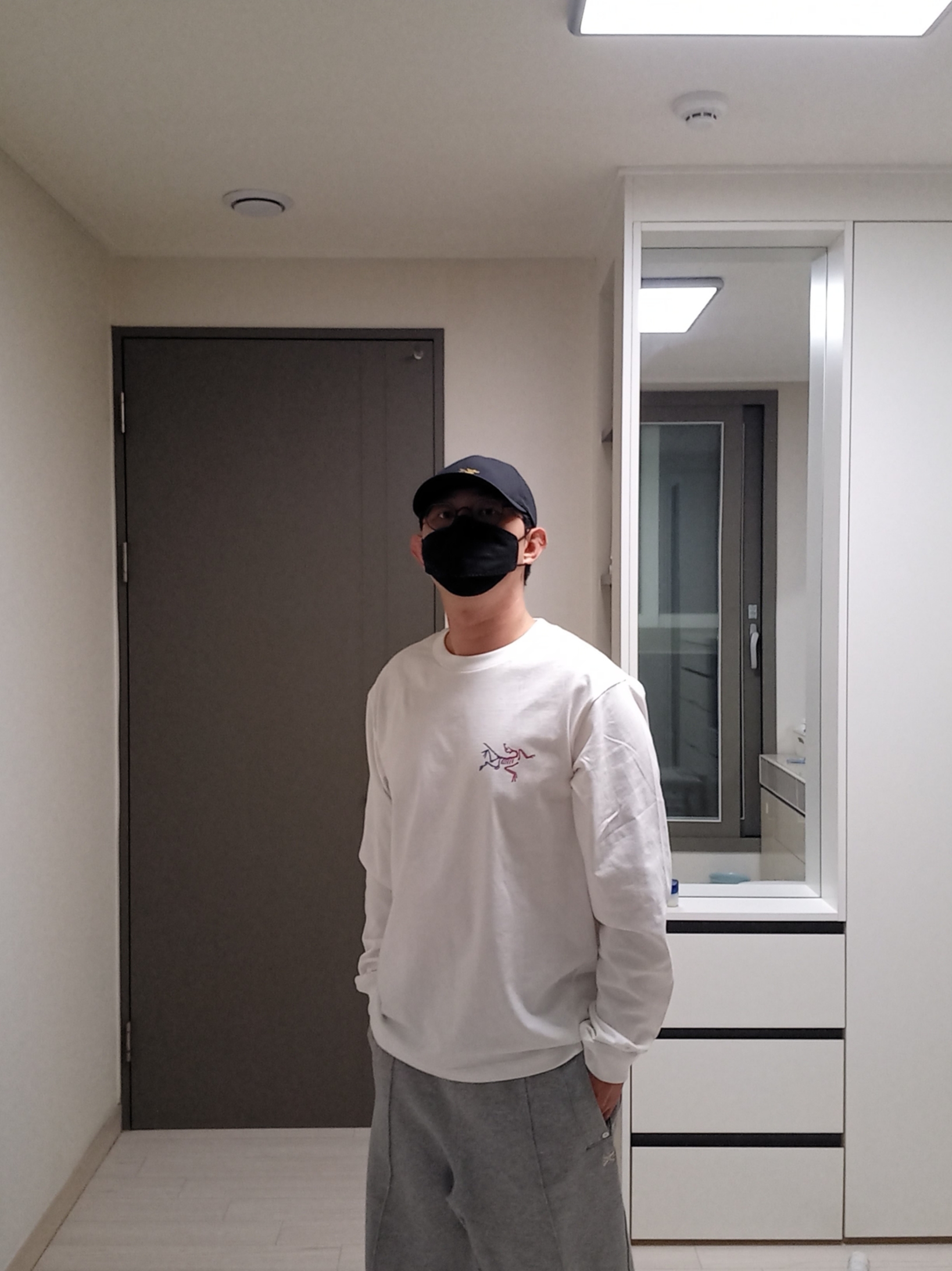 Arc'teryx Kragg Cotton Heatmap LS T-Shirt White Light Multi, Arc'teryx Small Bird Cap Black 착용 스타일 - 2