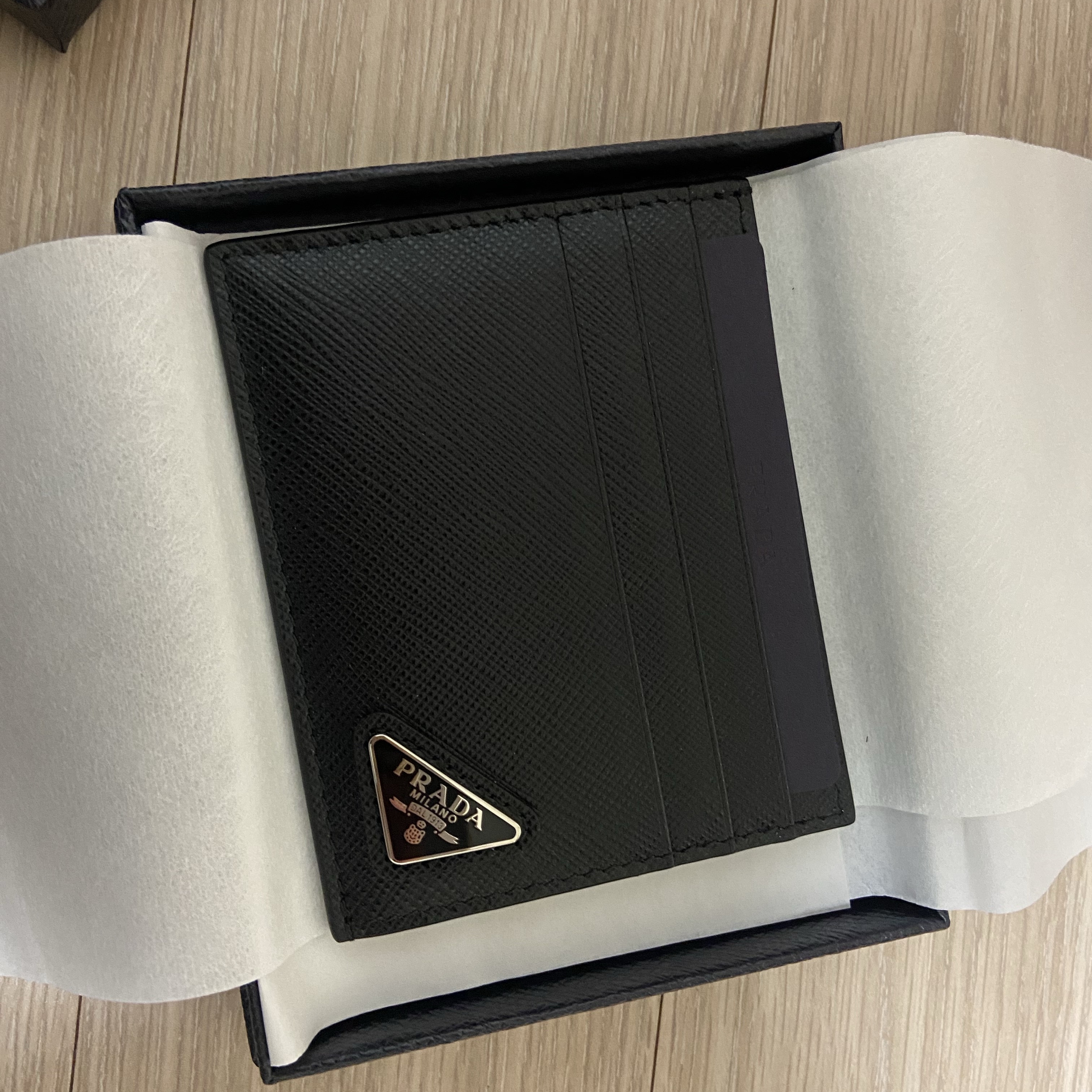Prada Saffiano Leather Card Holder Black 착용 스타일