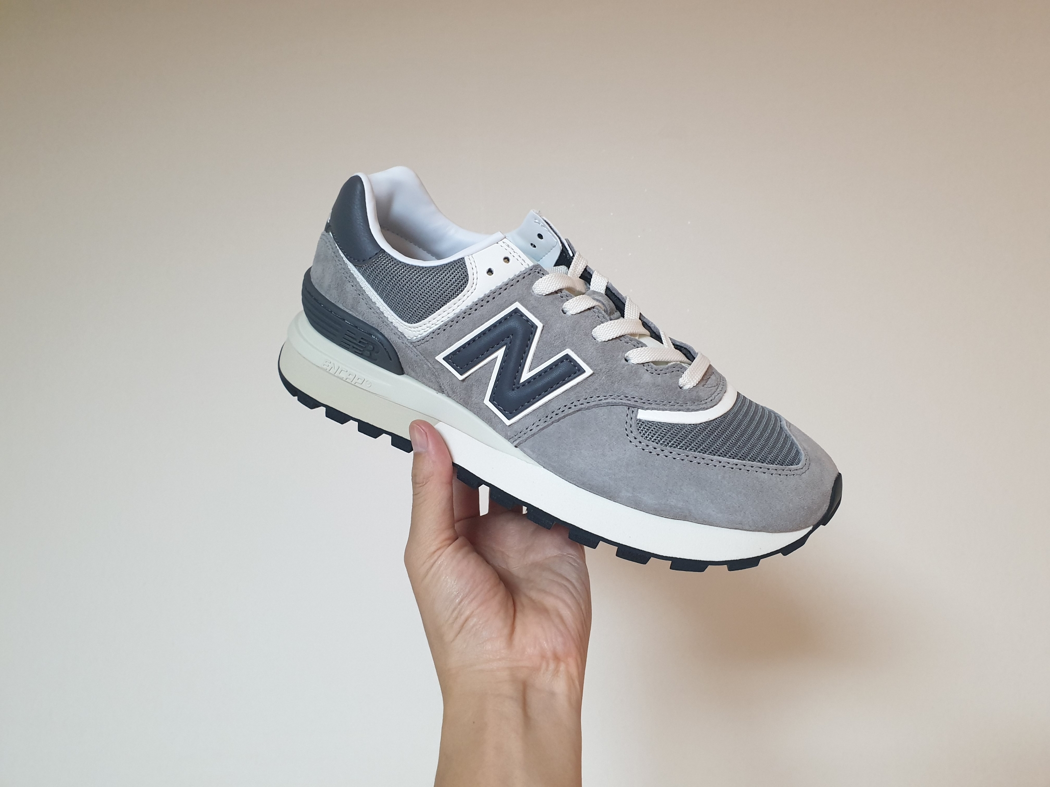 New Balance 574 Legacy Grey 착용 스타일 - 1