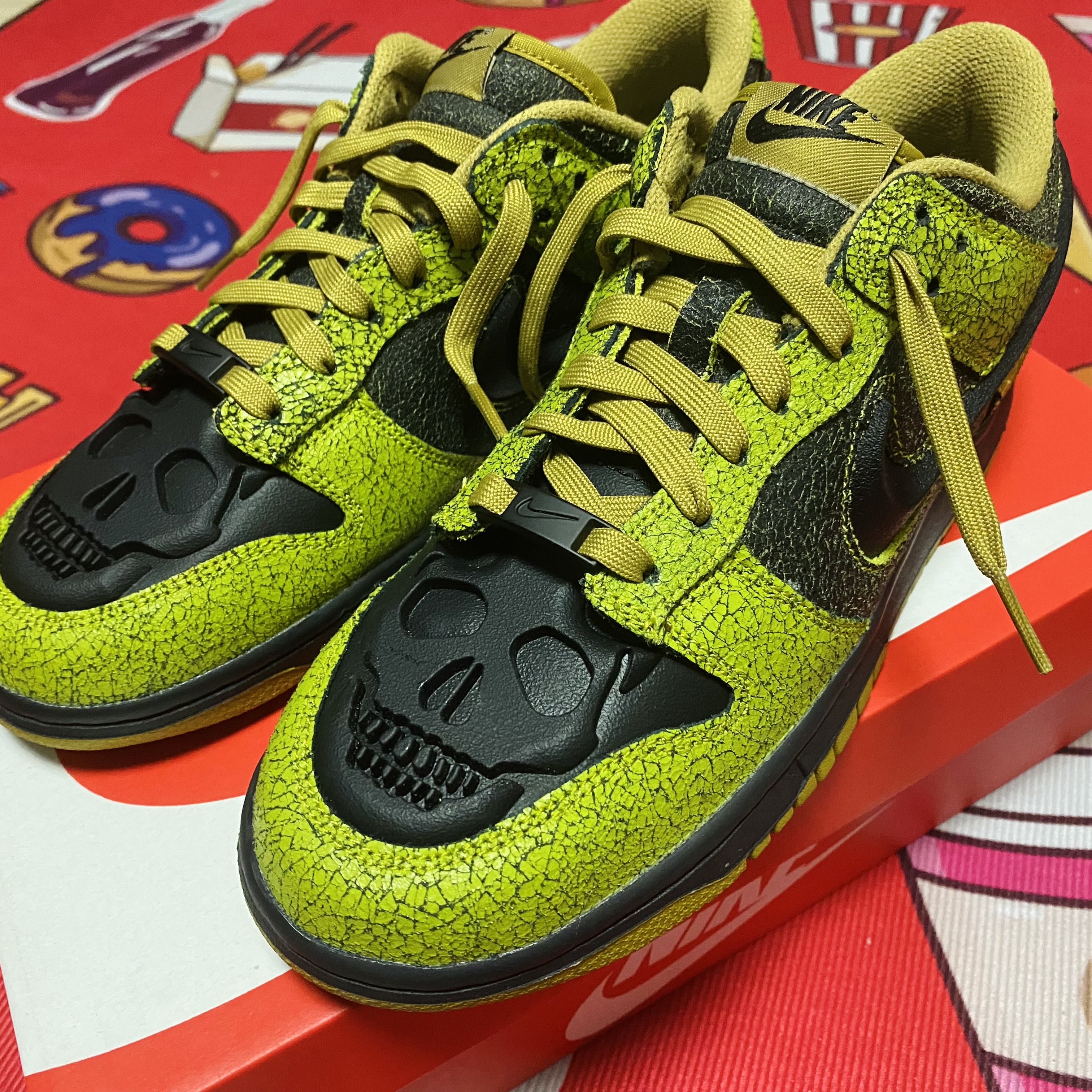 Nike Dunk Low Retro QS Halloween, Stussy Metal Bent Crown Keychain Silver 착용 스타일 - 3