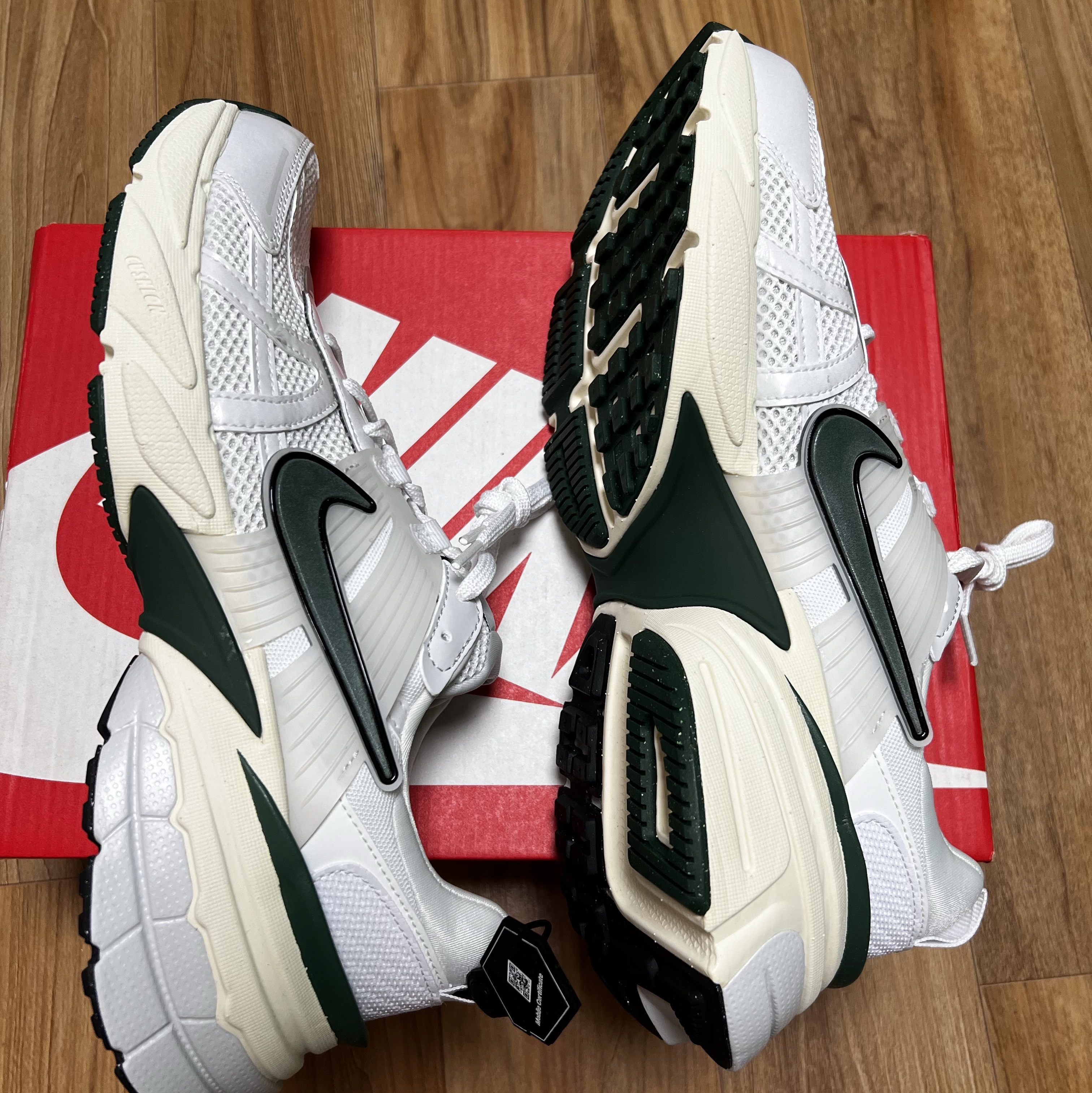 Nike V2K Run White Fir 착용 스타일 - 2