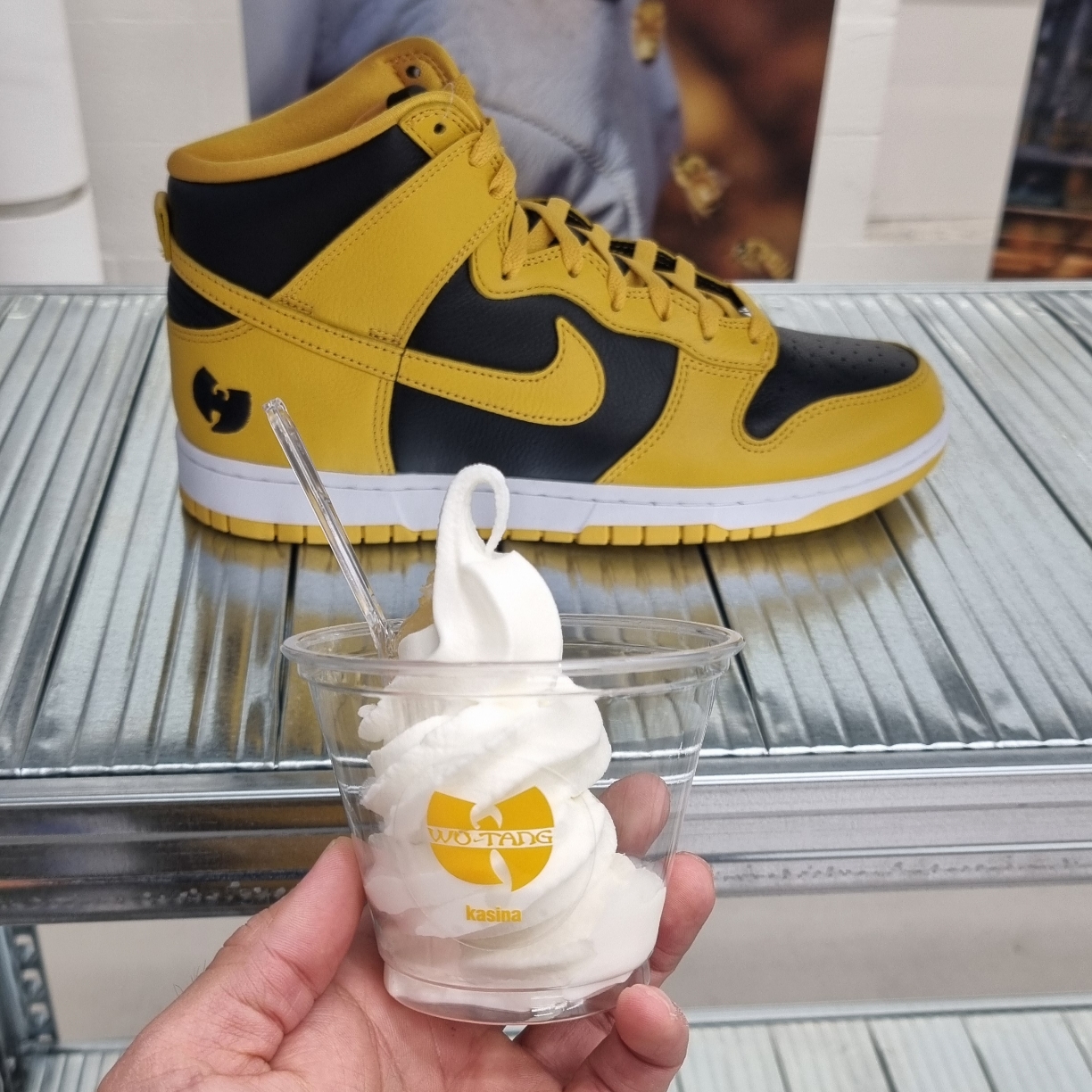 Jordan 4 Retro Thunder 2023, Nike Wu-Tang Clan Dunk High Black and Pollen 착용 스타일 - 2