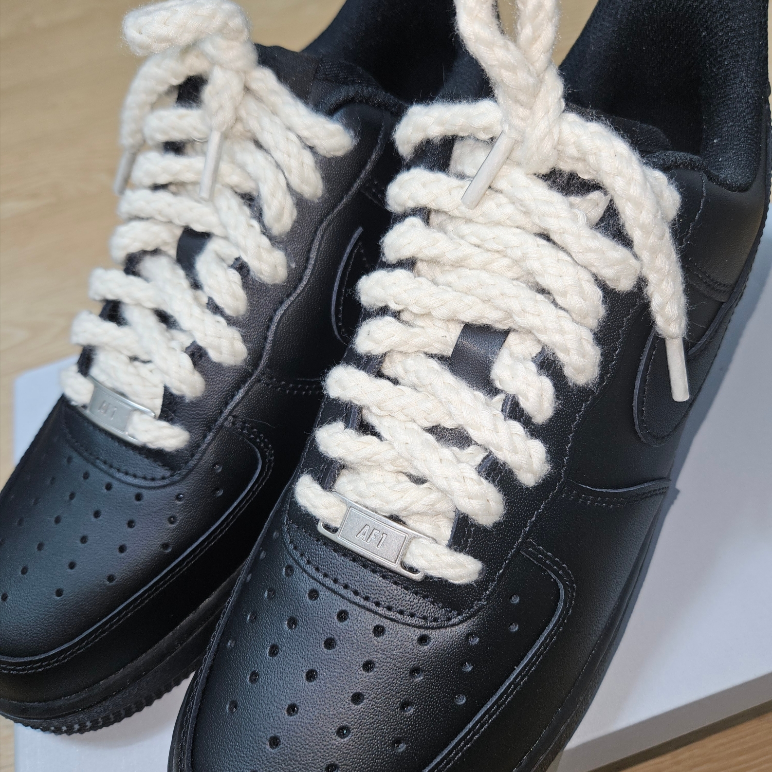 Nike Air Force 1 '07 Low Triple Black 착용 스타일 - 2