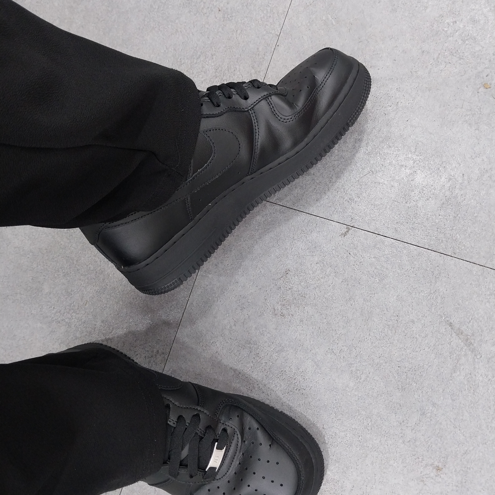 Nike Air Force 1 '07 Low Triple Black 착용 스타일 - 1