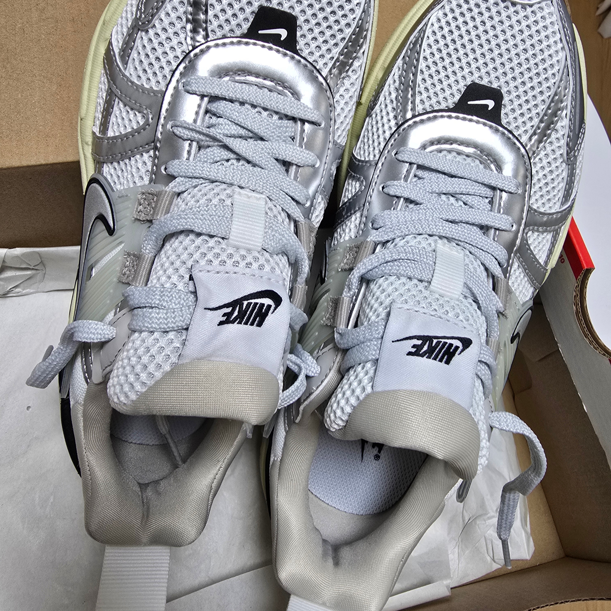 Nike V2K Run Summit White Metallic Silver 착용 스타일