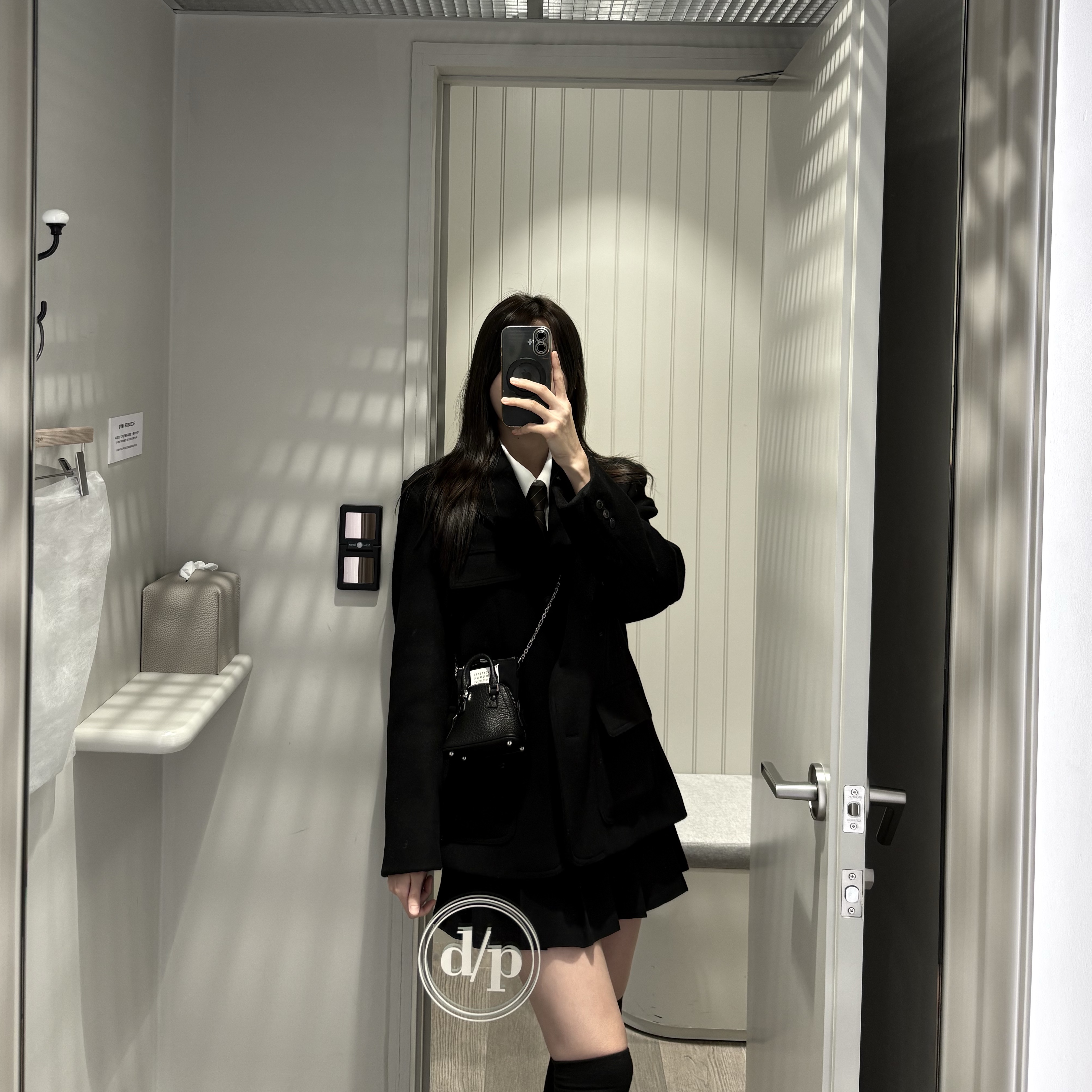 Maison Margiela 5AC Classique Baby Bag Black 착용 스타일