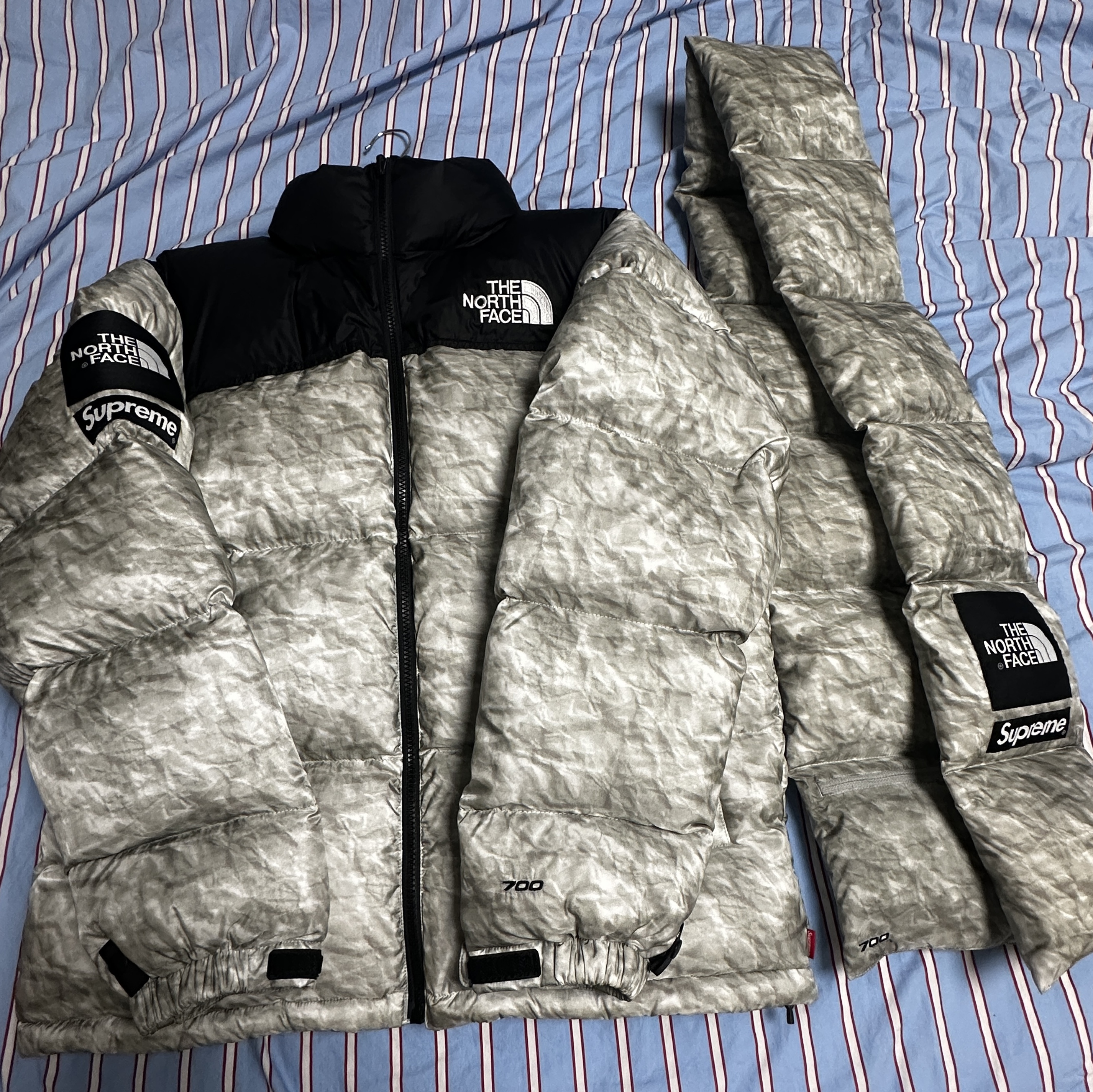 Supreme x The North Face Paper Print Nuptse Jacket - 19FW, Supreme x The North Face Paper Print 700-Fill Down Scarf 착용 스타일