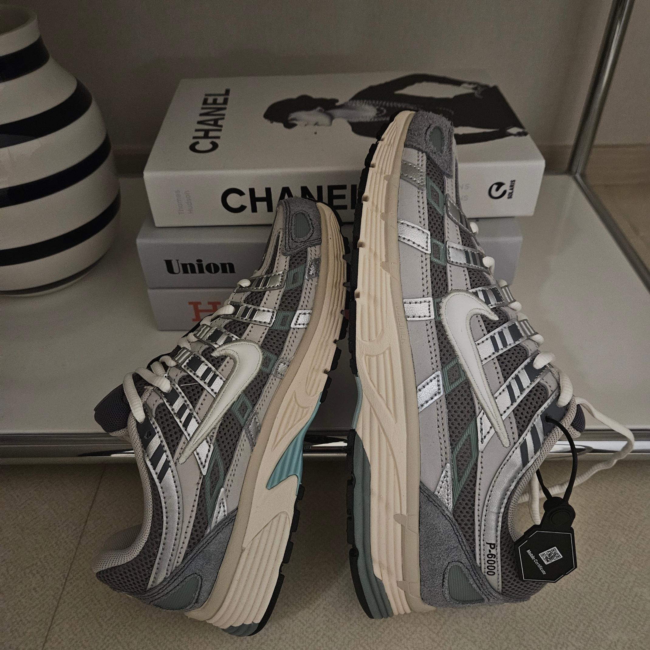 Nike P-6000 Flat Pewter Light Iron Ore 착용 스타일