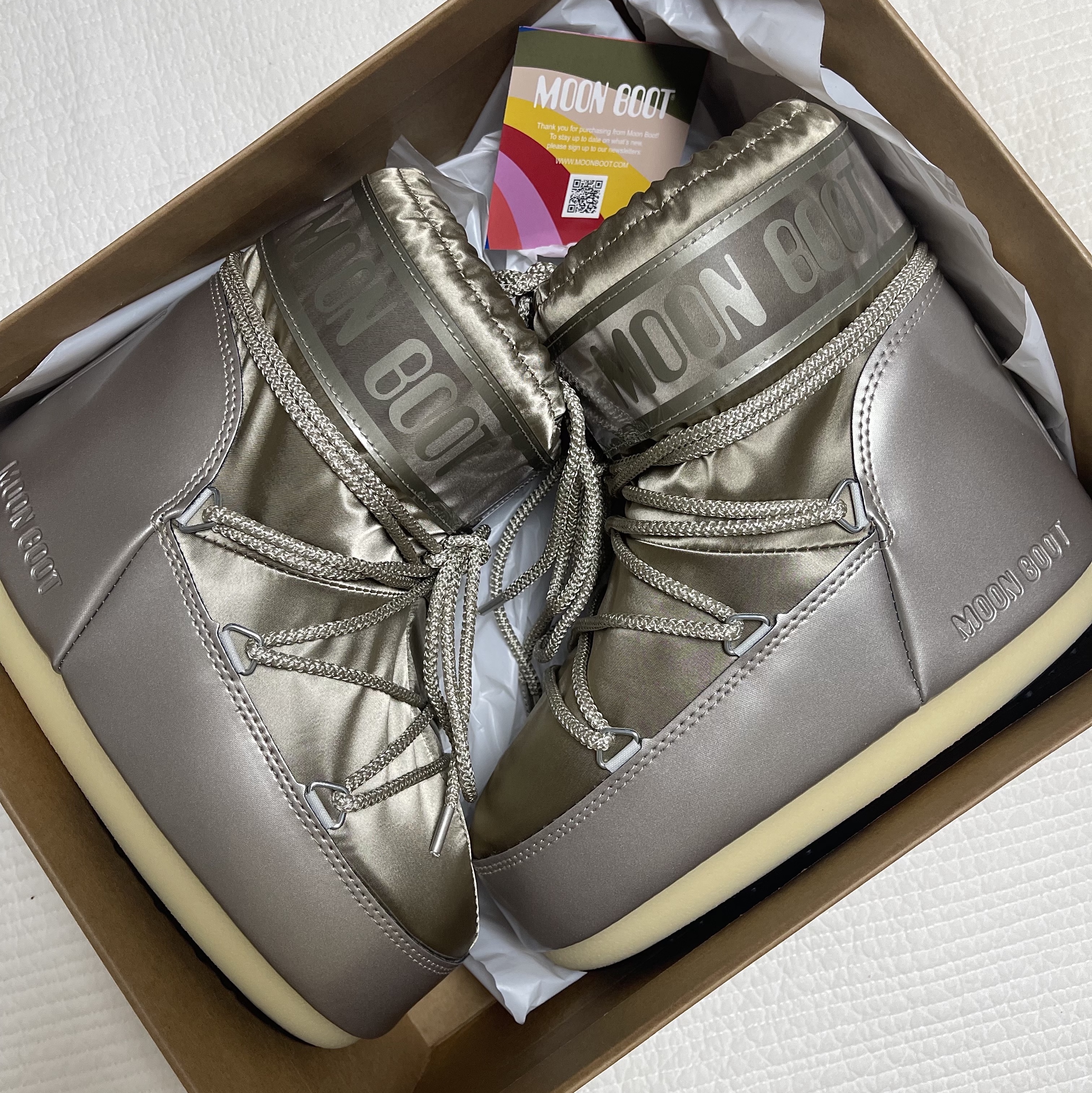 (W) Moon Boot Icon Low Boots Platinum 착용 스타일 - 2