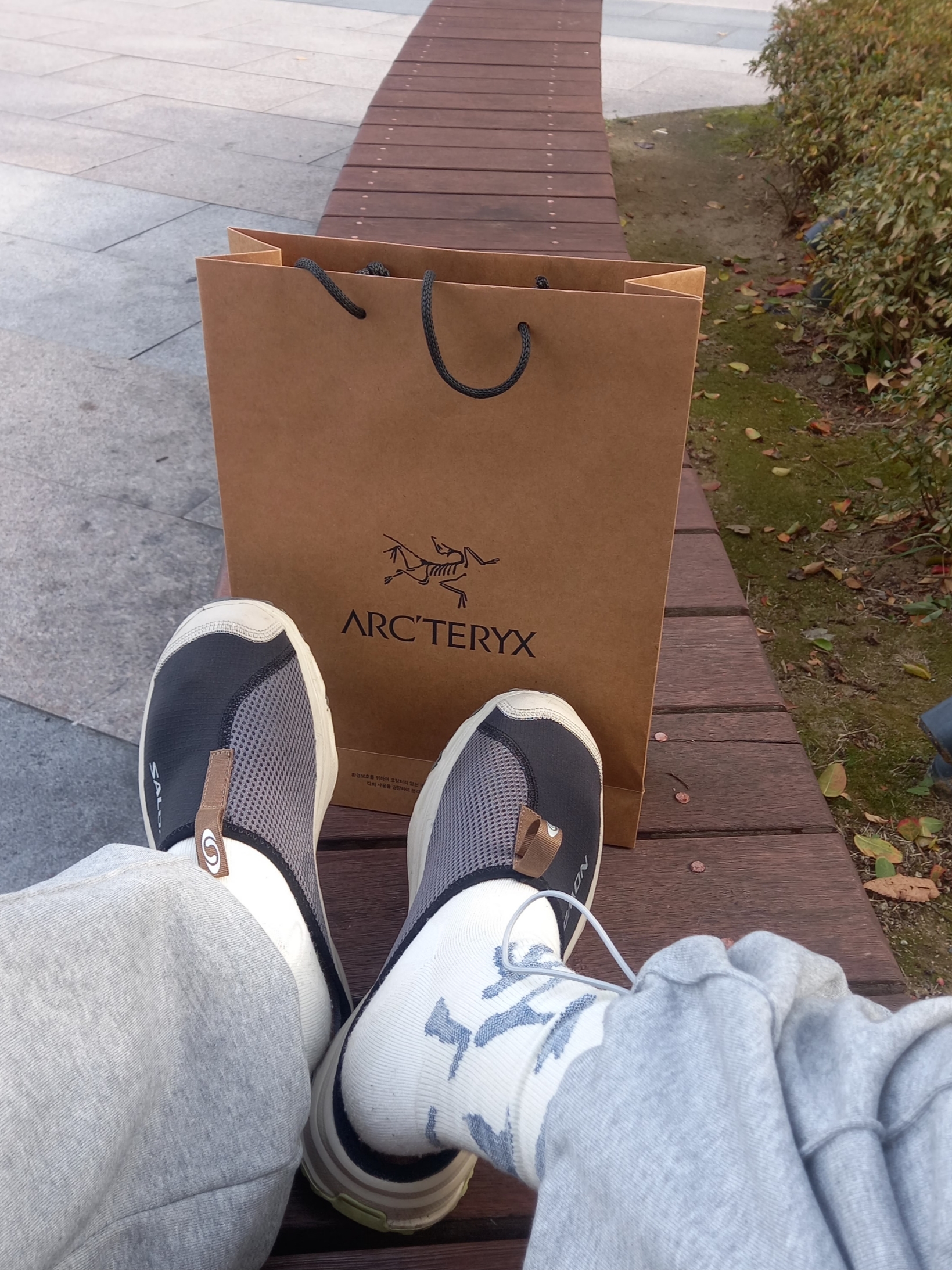 Salomon RX Slide 3.0 Black Plum Kitten, Arc'teryx Merino Wool Grotto Mid Sock White Stratus 착용 스타일 - 1