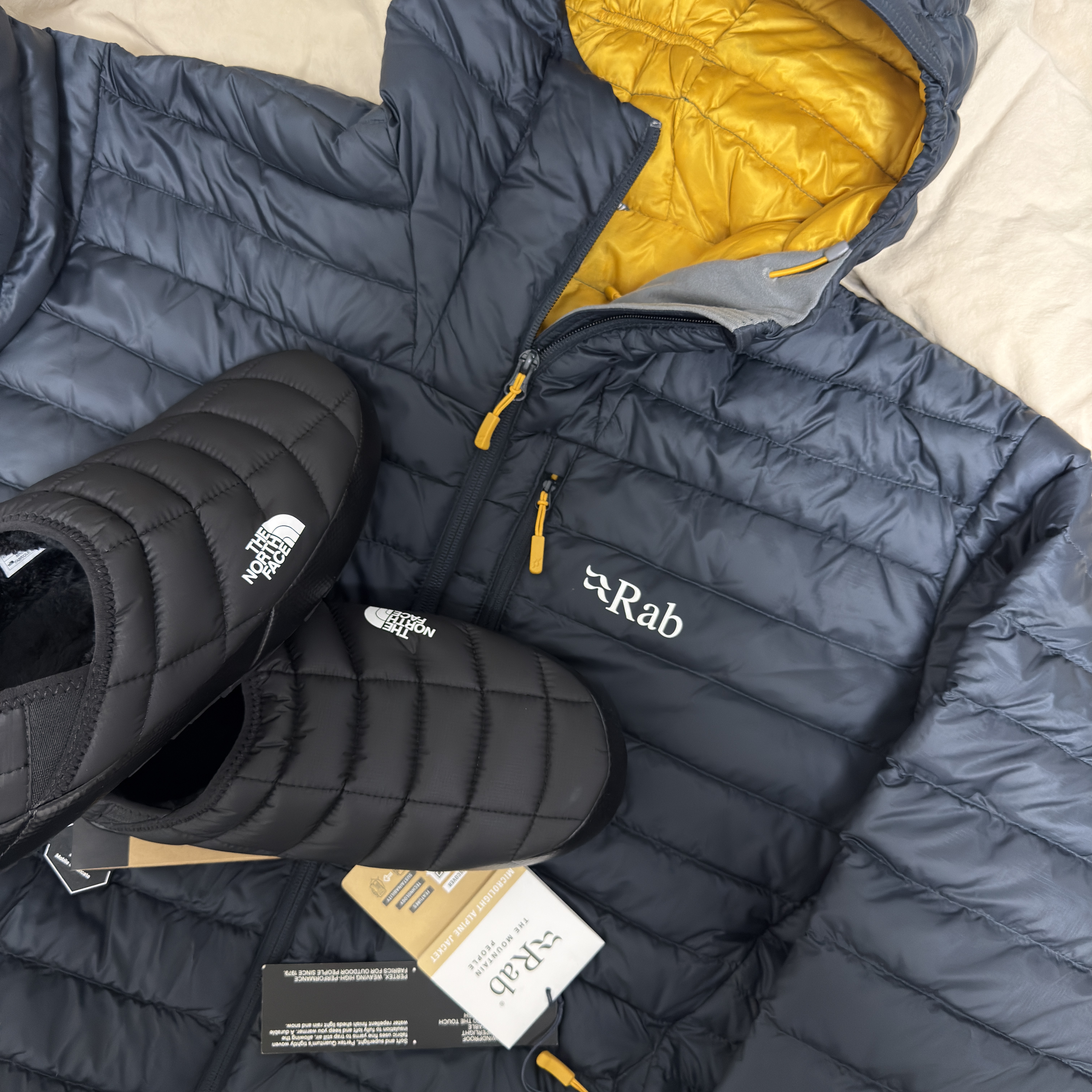 The North Face Thermoball Traction Mule V Black, Rab Microlight Alpine Jacket Beluga 착용 스타일
