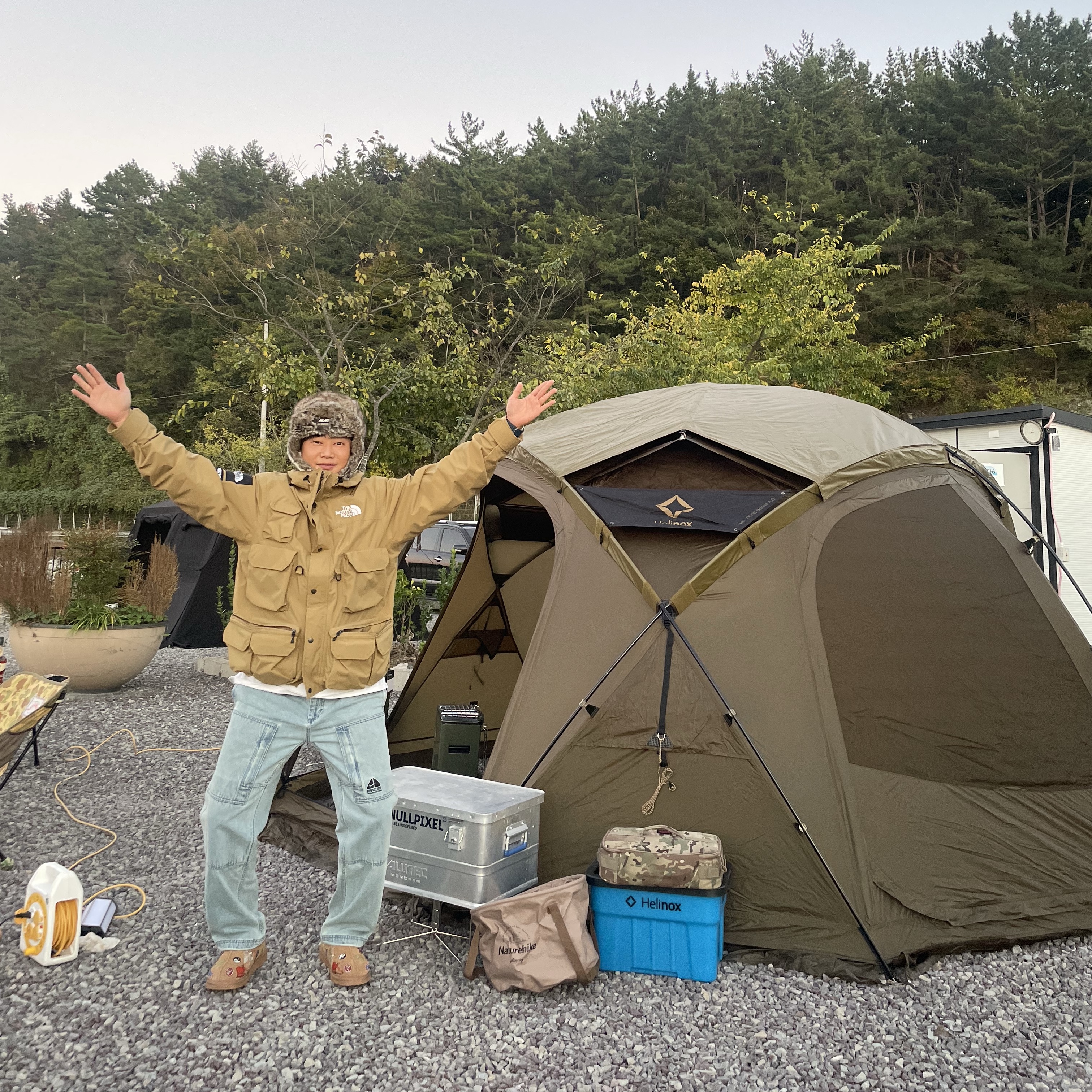 UGG x Palace Tasman Slipper Chestnut, Supreme x Nike ACG Belted Denim Pants Washed Blue - 22FW 착용 스타일