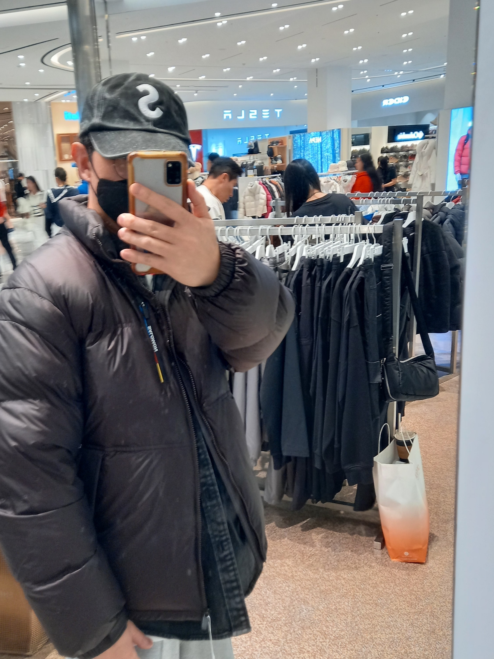Supreme Pigment S Logo 6-Panel Black - 24FW, New Balance x Stone Island 991v2 Made in UK Black 착용 스타일 - 4