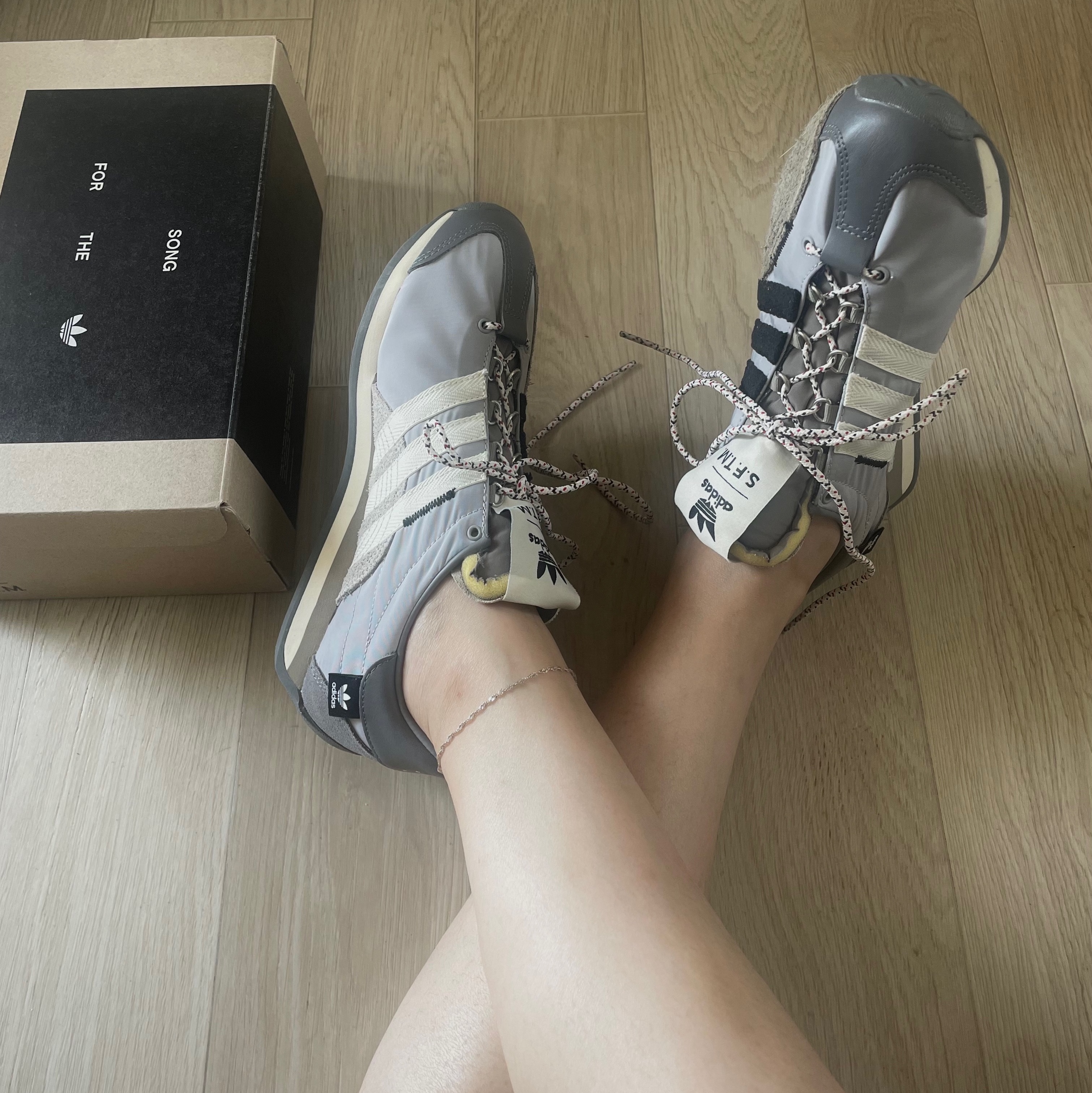 Adidas x Song for the Mute Country OG Grey Two Core Black 착용 스타일 - 6