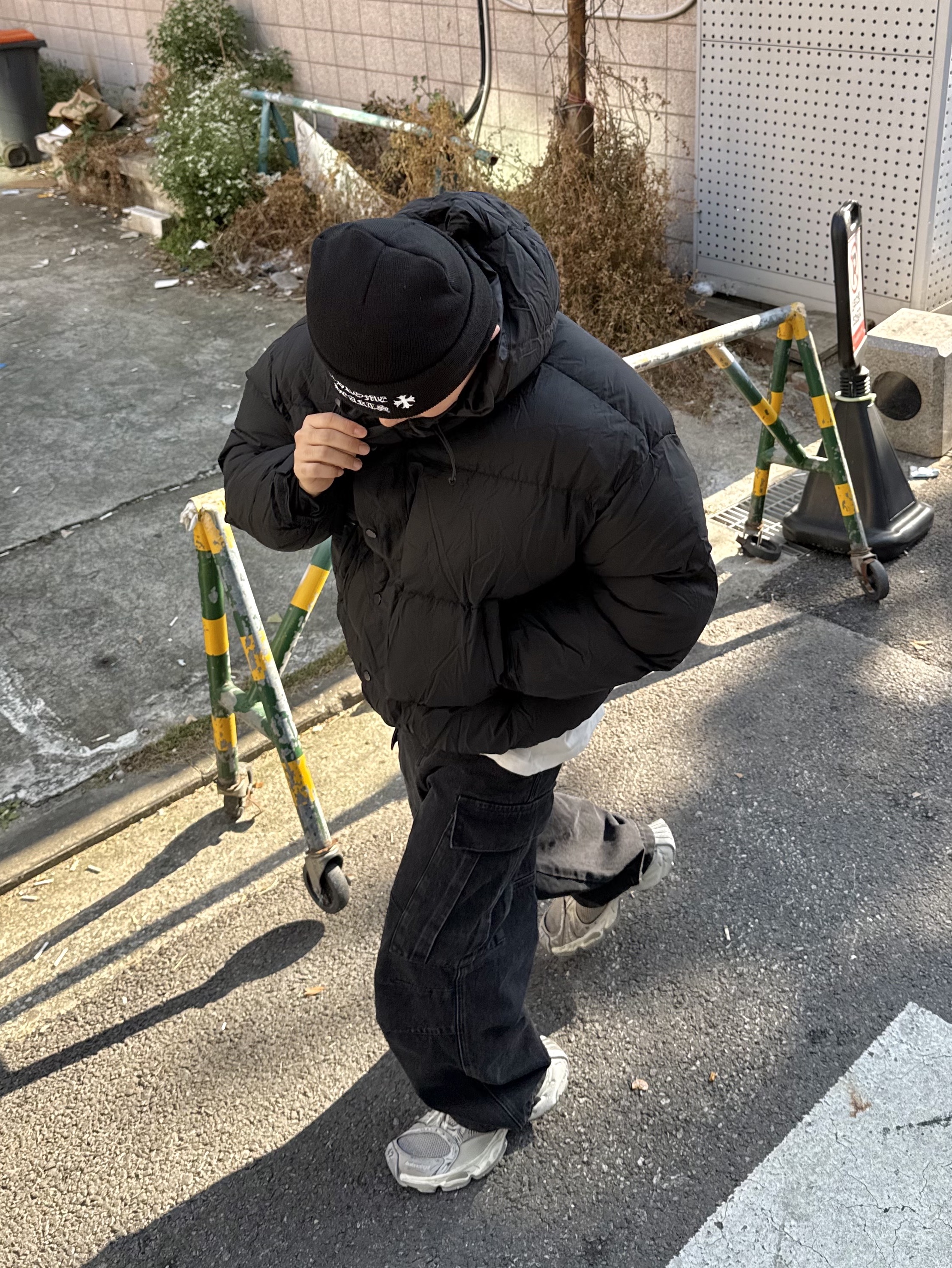 Chrome Hearts Logo Beanie Black, Balenciaga Stapler Sneaker Beige Grey 착용 스타일 - 4