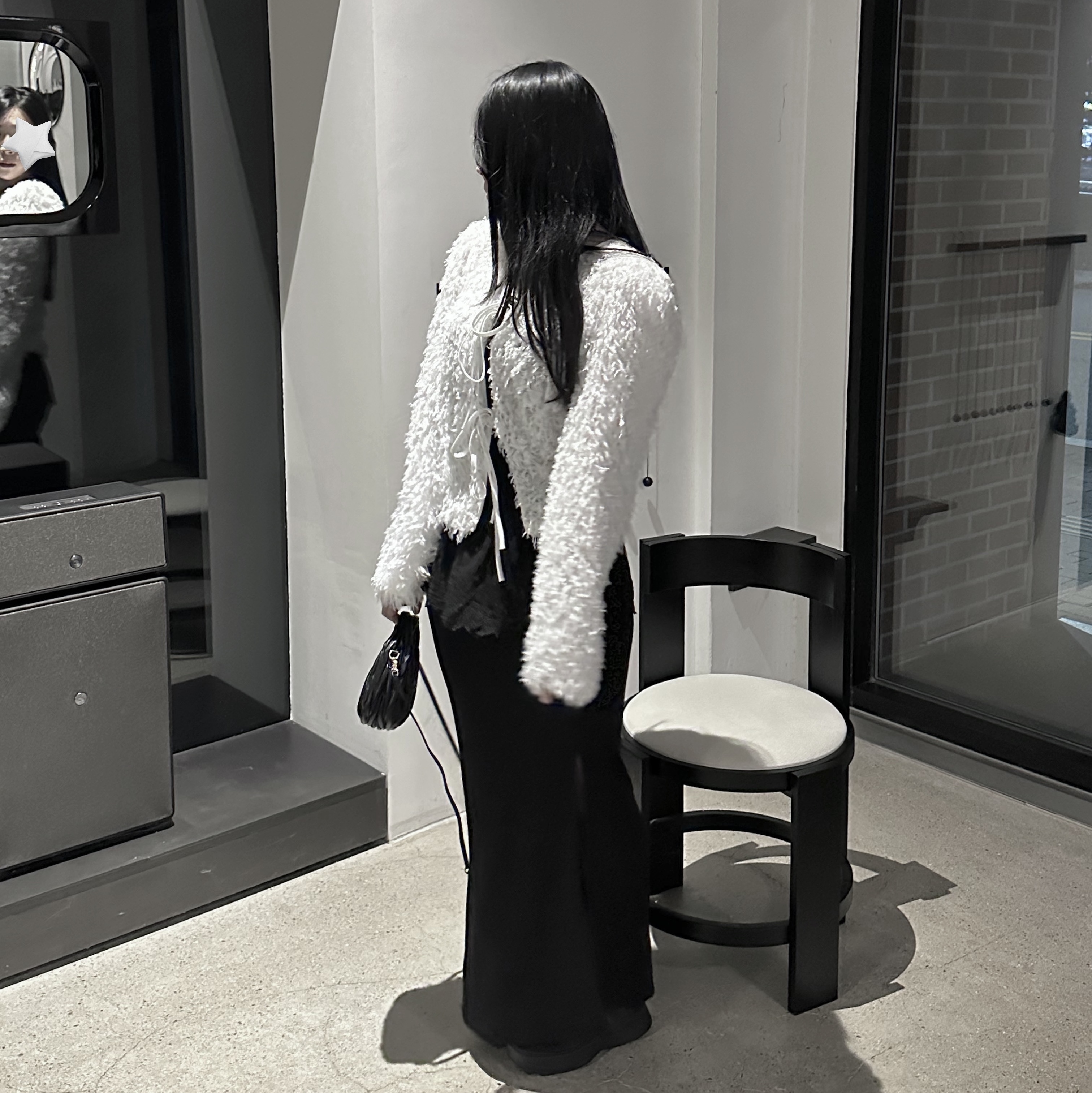 Miu Miu Wander Matelasse Nappa Leather Small Hobo Bag Black 착용 스타일 - 5