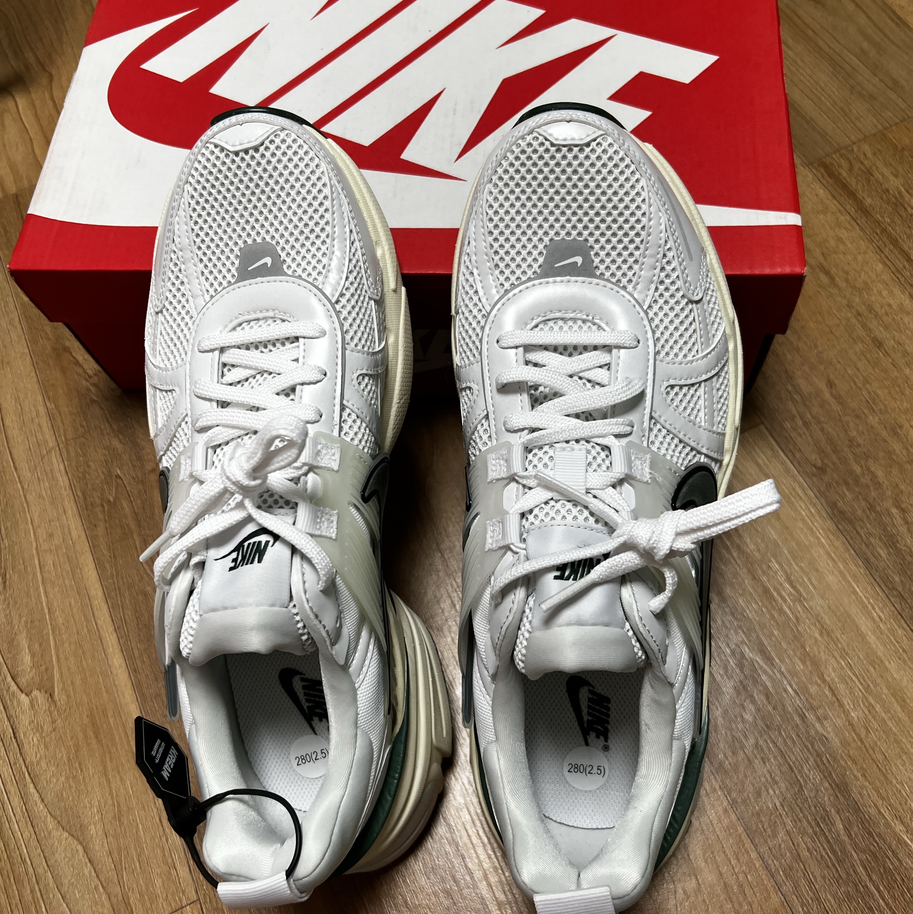 Nike V2K Run White Fir 착용 스타일 - 3