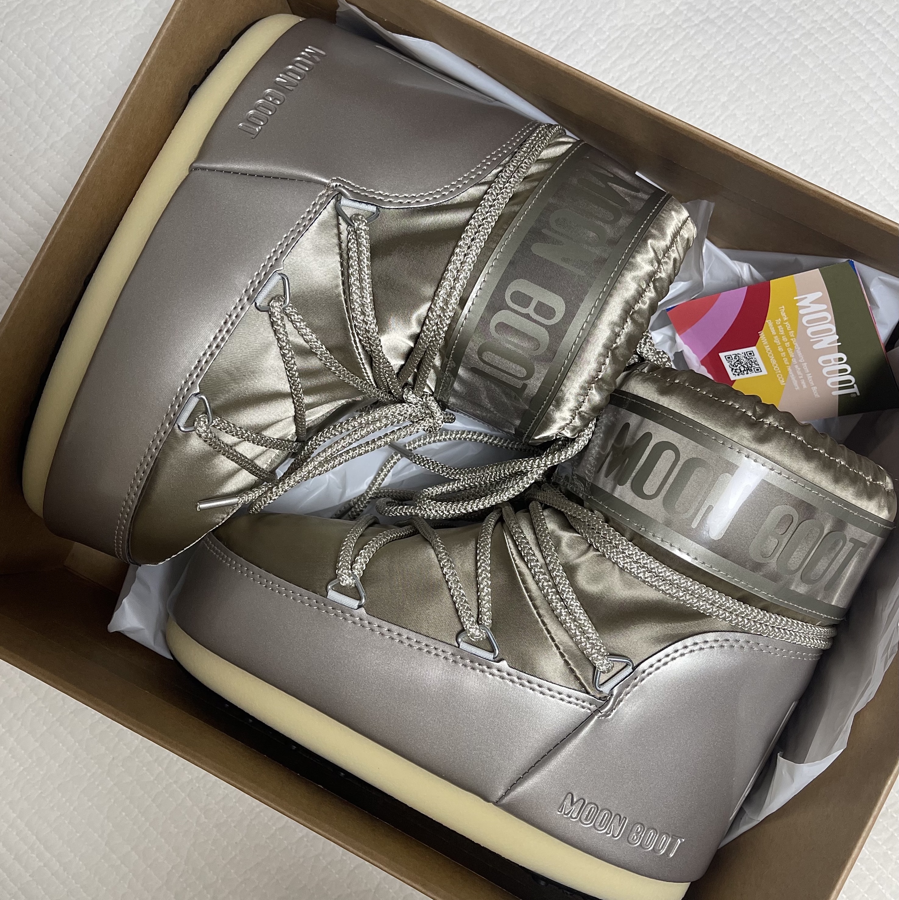 (W) Moon Boot Icon Low Boots Platinum 착용 스타일 - 1