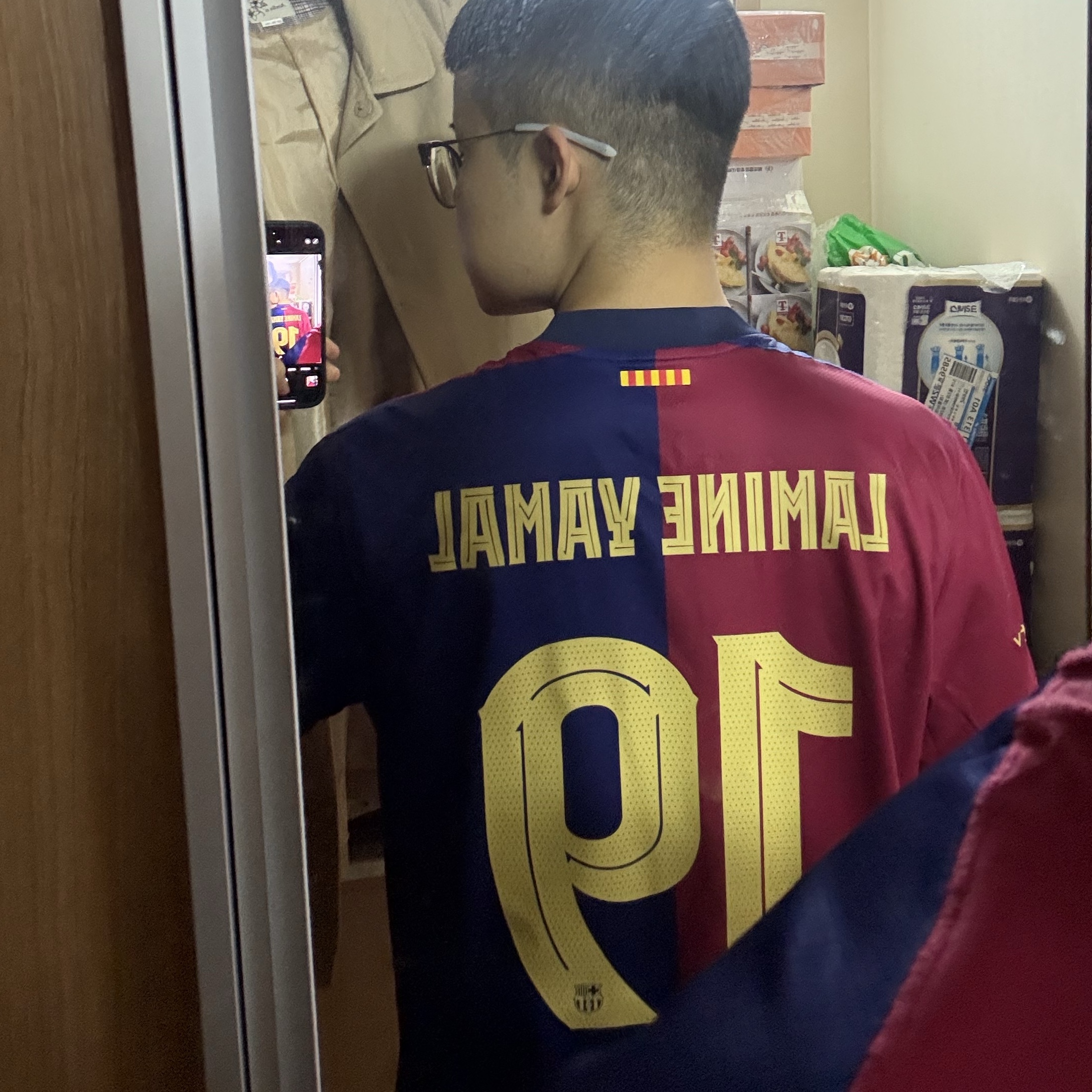Nike FC Barcelona 2024/25 Dri-Fit Stadium Home Jersey Deep Royal Blue Noble Red (Non Marking Ver.), Apple iPhone 16 Pro 128GB Black Titanium (Korean Ver.) 착용 스타일