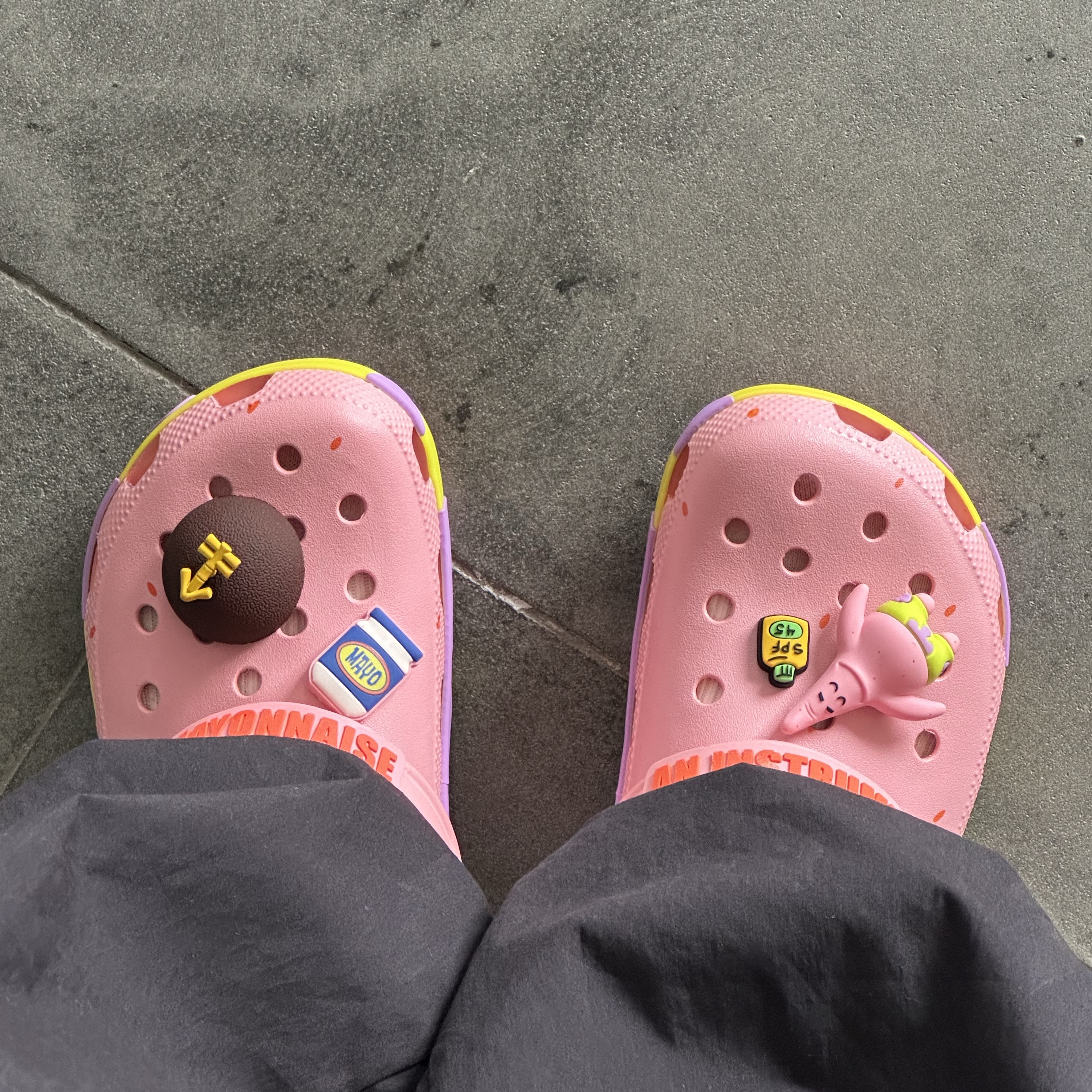 Crocs x Spongebob Patrick Star Classic Clog Melon 착용 스타일